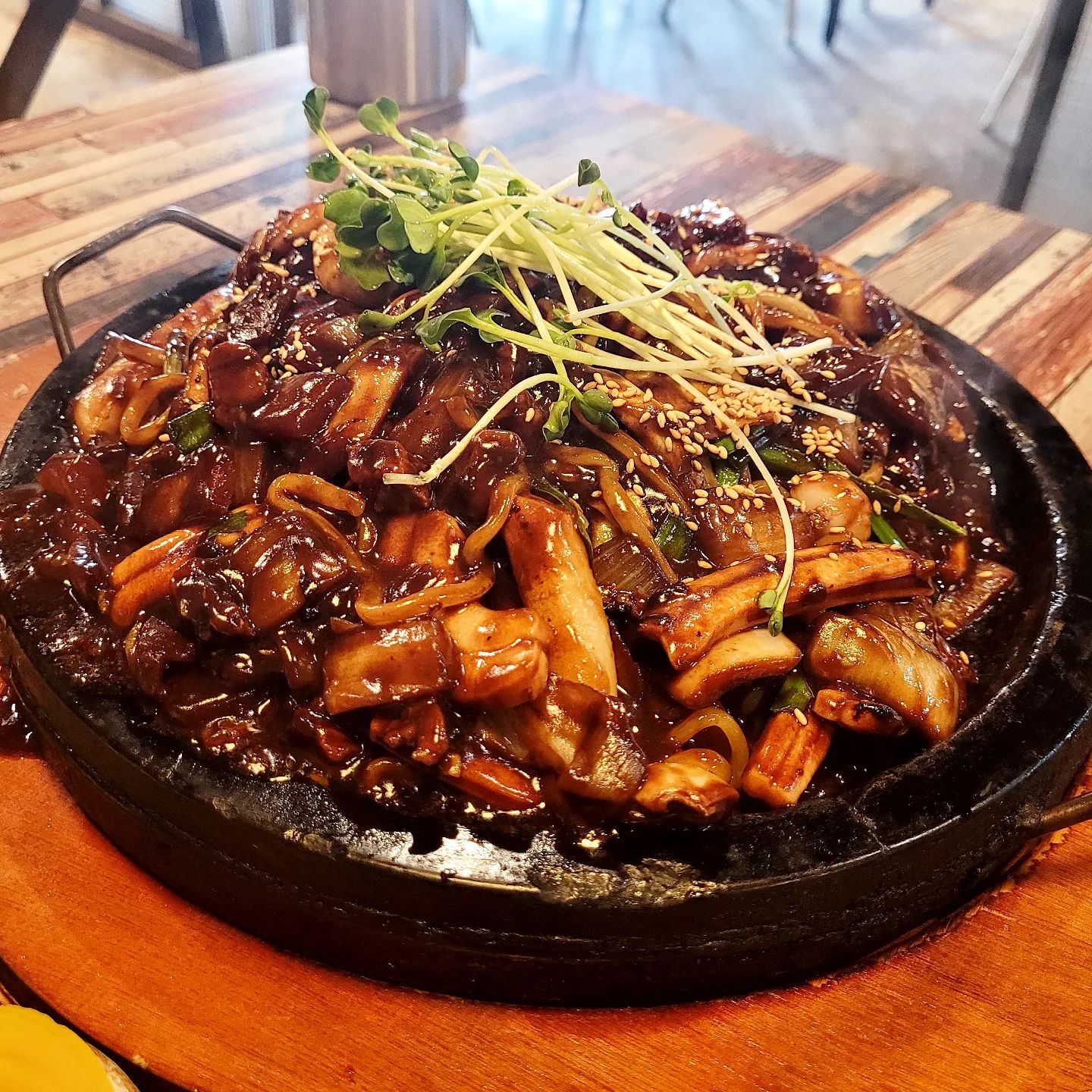 해물 듬뿍‼️ 한때 이영자 님이 드셔서 더욱 화제가 되었던 돌판 짜장 
짜장면을 끝까지 뜨겁게 먹을 수 있어서 너무 좋았어요👍🏻 다 드실 때쯤 밥 한 공기 🍚 쓱싹 비벼 먹으면 기가 막혀요🤤 
⁂ 참고로 양 많습니다⁂

🍴 파주돌짜장🍴
📍 위치:경기 파주시 운정로 129 파주돌짜장 
‼️Open : 월요일 ~ 일요일 
  11:00 -  19:50
⁂ 브레이크 타임 (네이버 시간 참고)
 월~금 14:30 - 16:30
  토,일  15:20 - 16:30