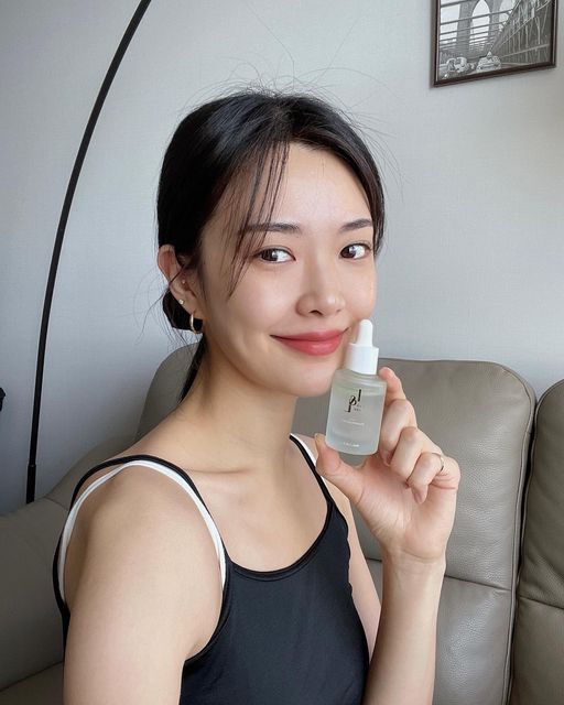진보라 on Instagram: "#협찬 #광고 기미, 잡티의 해결책 락앤락쿠 트리플 블랑쉬 화이트닝 3층 앰플★ 고농축 쿼드러플 화이트닝 맑은 안색을 위해! 병풀추출물 68%, 트라넥사믹애씨드, 나이아신