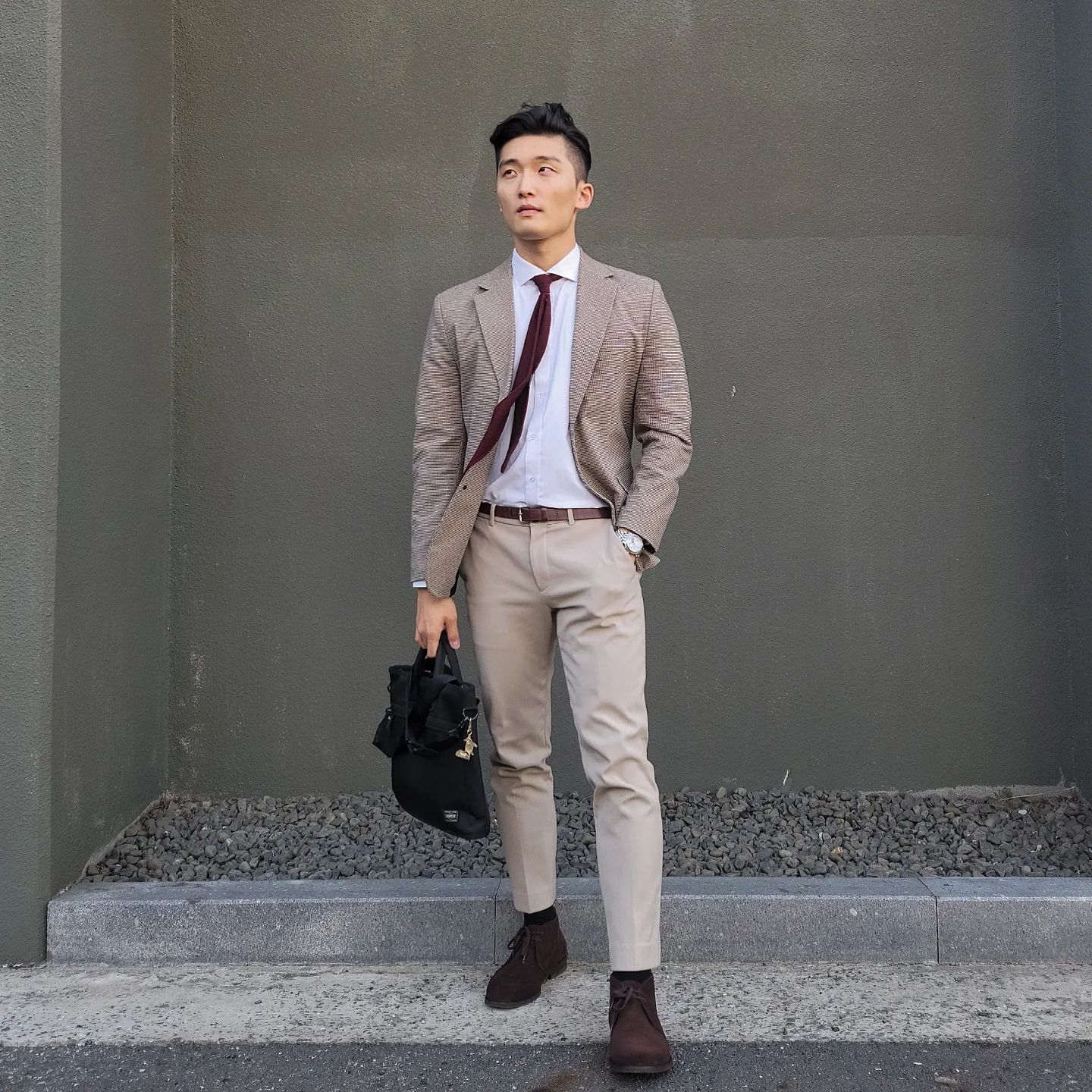 안녕하세요. 오늘은 선선했어도 이번주 초반은 정말 초겨울 날씨던데, 우리나라 날씨는 참 중간이 없는것이 아쉬울 따름이네요.

풋티지브라더스 유튜브 채널에서 보자마자 꽂혀서 신발장에 들인 postmanshoes_kr 의 신상 처카부츠를 건클럽 재킷과 와인색 나트타이와 함께 매치했습니다. 복숭아뼈를 덮어주는 발목 높이와 둥근 코, 더비슈즈처럼 open lacing으로 끈으로 묶는 것이 특징인 처카부츠는 캐주얼과 포멀의 경계선에서 두루두루 매치하기 정말 좋은 대표적인 가을 아이템으로, 들일 계획이 있으신 분들께는 가장 범용적인 조합인 스웨이드 재질에 가죽창, 갈색 톤으로 한켤레 추천드립니다.
.
.
.
Outer:modified_office 
Shirt: thomas_vailey 
Tie: mannergram_official
Pants: 8seconds_official 
Shoes: postmanshoes_kr 
Bag: porter_kr 
Watch: citizen_korea
