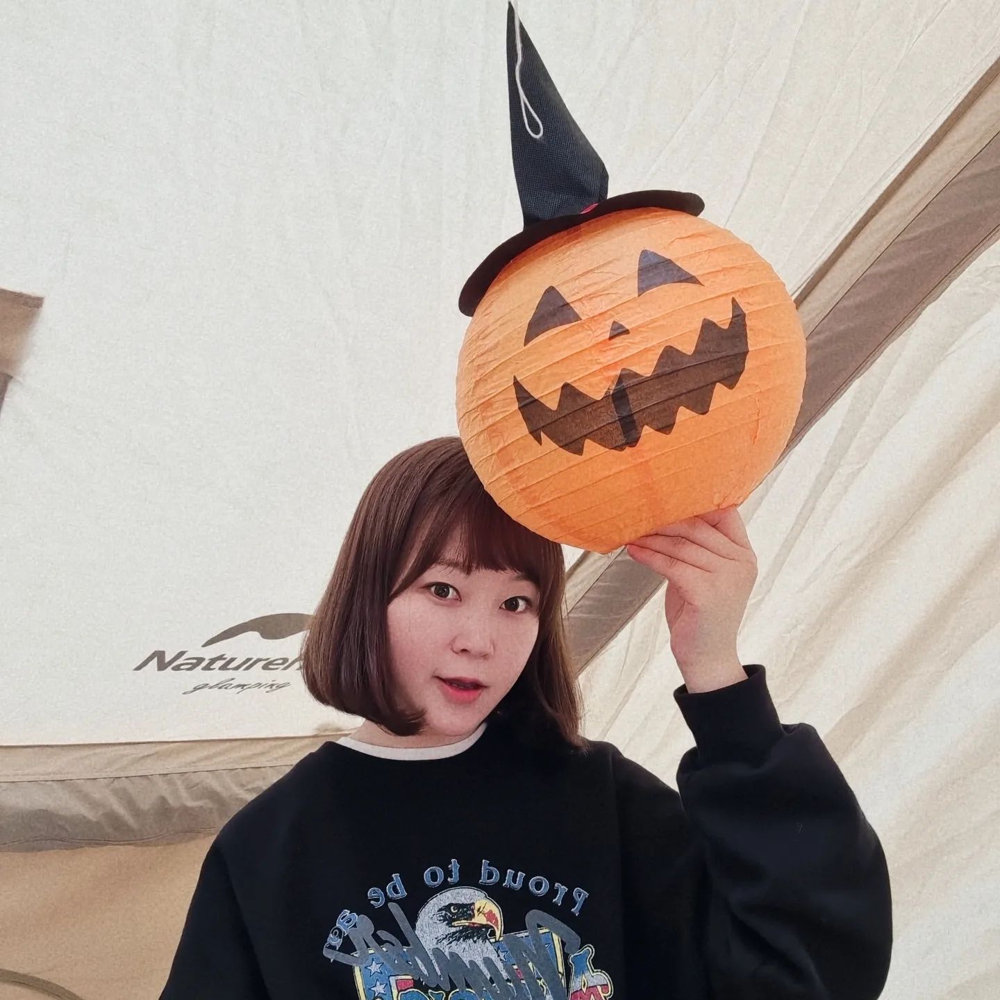 ⠀⠀
⠀⠀⠀
🎃

미리 할로윈👻

괜히 피드 올리고 싶어서
사진첩 뒤적이다가
간만에 셀카 투척!

할로윈캠을 제대로 즐기고 싶지만
주말캠퍼라 자리잡기도 힘들고
일정 조율 실패로
아쉬운데로 데코 몇개 사봤어요😊

이번 할로윈은
인님들 피드 보면서
아쉬움을 달래야겠어요😂
⠀⠀⠀
⠀⠀