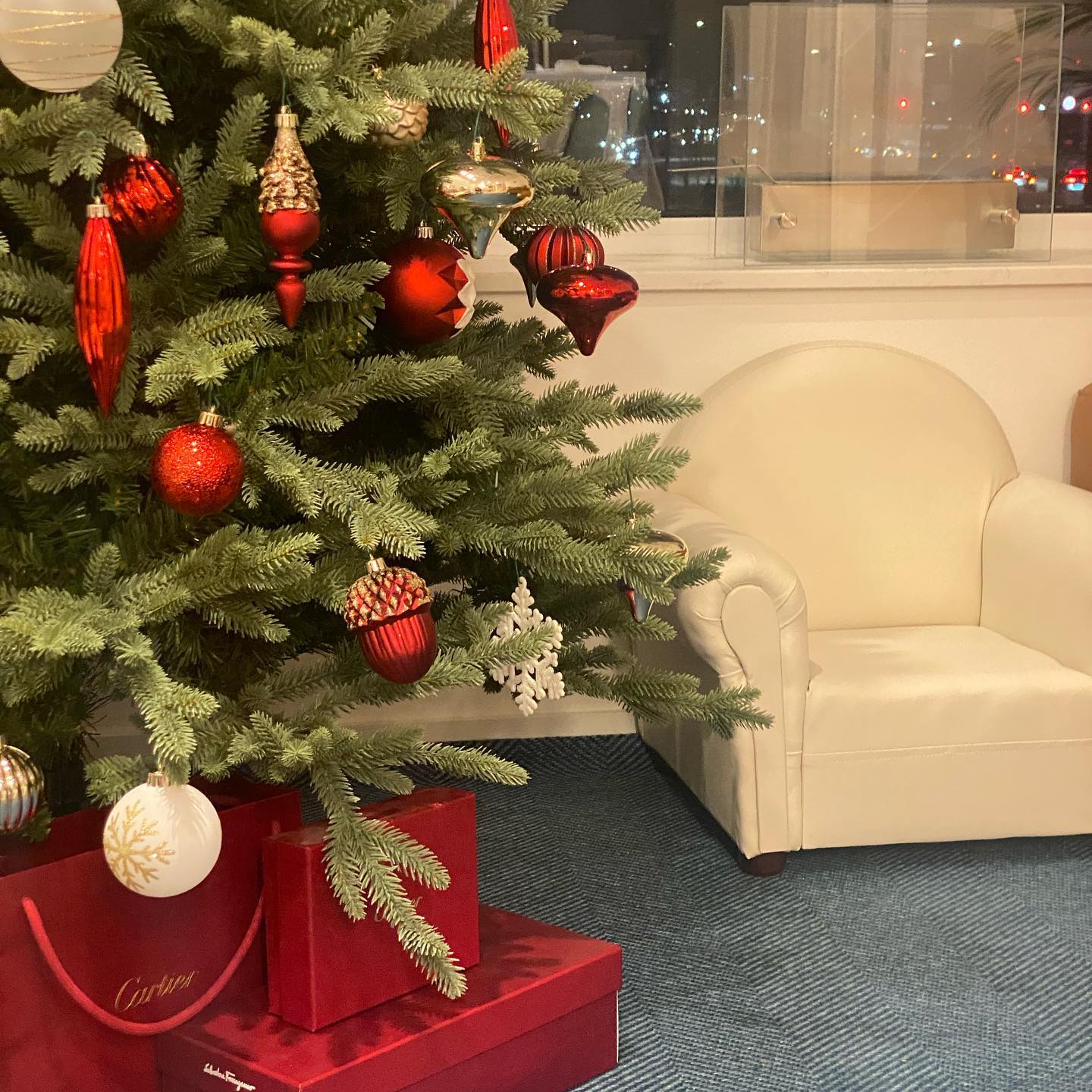 .
Noël est déjà arrivé! 
준비만 하려다 본격이 되어버린 우리집의 크리스마스. 웬만한 공구러분들만큼이나 빨리 트리를 꾸며버렸다. 일찍 질릴까 걱정되지만 더 일찍부터 설레는 것도 좋아! 볼 때마다 기분 좋은 10월의 크리스마스🎄
#크리스마스트리#크리스마스오너먼트#트리오너먼트#신혼집인테리어#인테리어#고양이#고양이와트리#트리와고양이#겨울인테리어