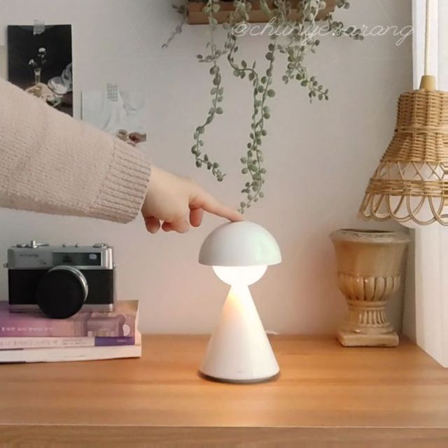 천예 on Instagram: "#광고 요게 뭐게요?🤭 조명? 💡 아니아니죠~☝️ 바로바로, 하루 종일 기분 좋은 향이 솔솔~🌸 거기다 예쁜 조명 기능까지! 오도르 송이 라이트 디퓨저랍니다. 오도르는 향