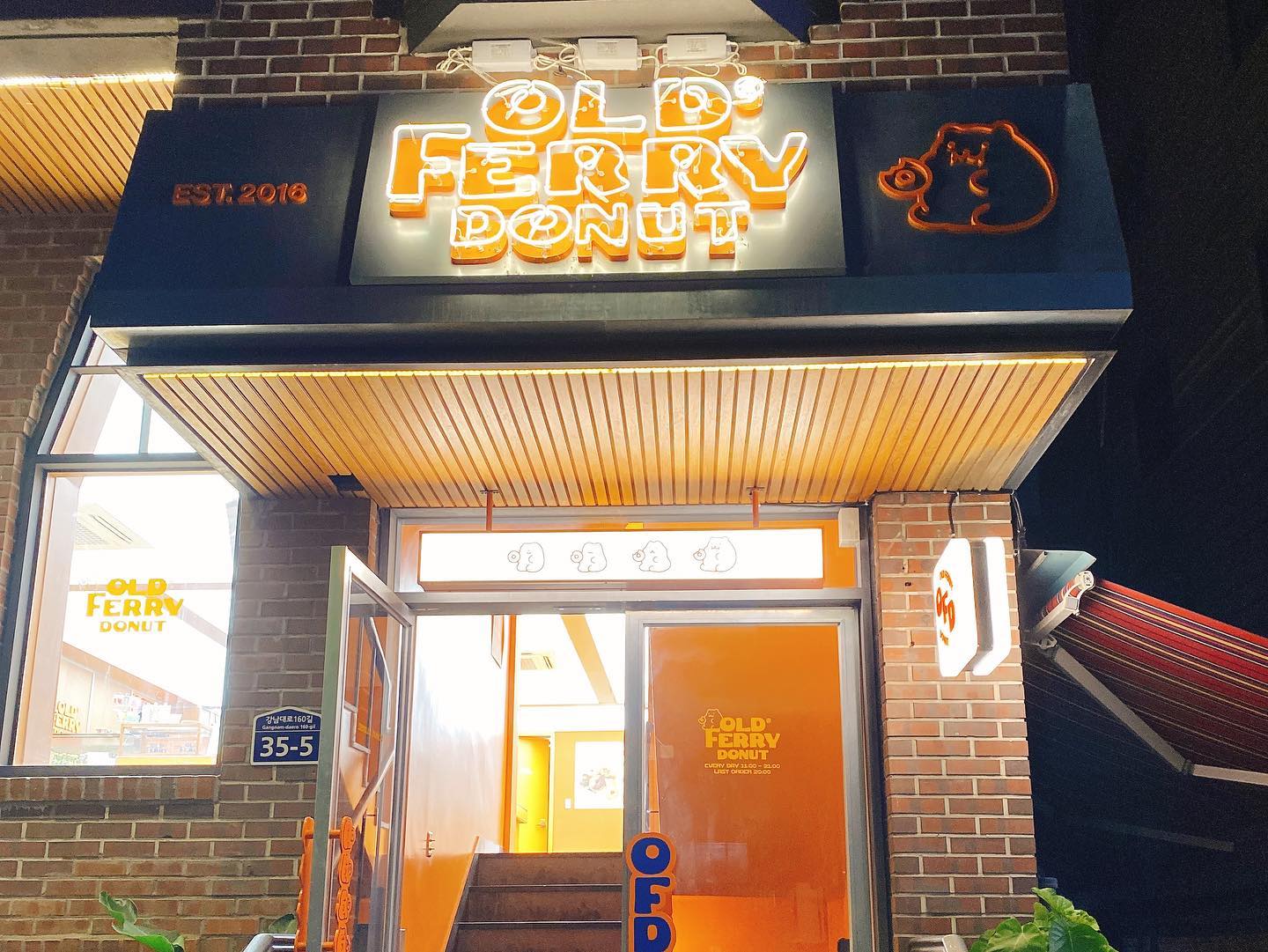 서울 3대 도넛 올드페리도넛 🍩💕
빵소담에 버터 피스타치오가 맛있다길래 오늘은 그걸루 픽 🫢
진짜 ㅋㅋ터키 디저트 바클라바 도넛인줄
엄청 달지만..뭔가 당기는 맛 😋💕
평일 12시에 가니까 도넛 종류 다있다 🥹‼️
.
.
다른맛도 추천받아요 😋
.
#가로수길 #가로수길디저트 #빵지순례 #점심빵 #빵소담 #올드페리도넛