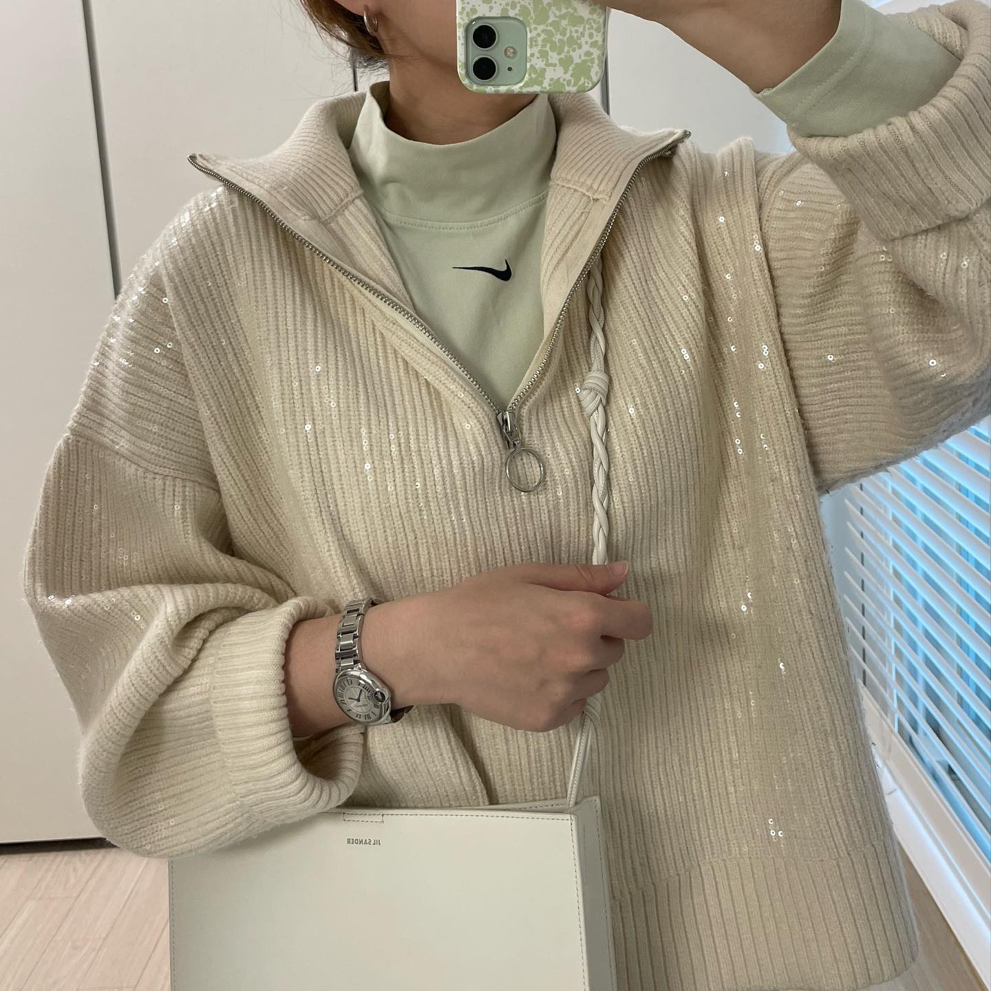 #sentipit_ootd 자유로운직장인데일리룩
-
금요 출근룩
오랜만에 자라 스팽글 니트🤍

▪️watch : cartier 
▪️knit :  zara 
▪️top : nike 
▪️bottom : haint_official 
▪️bag : jilsander