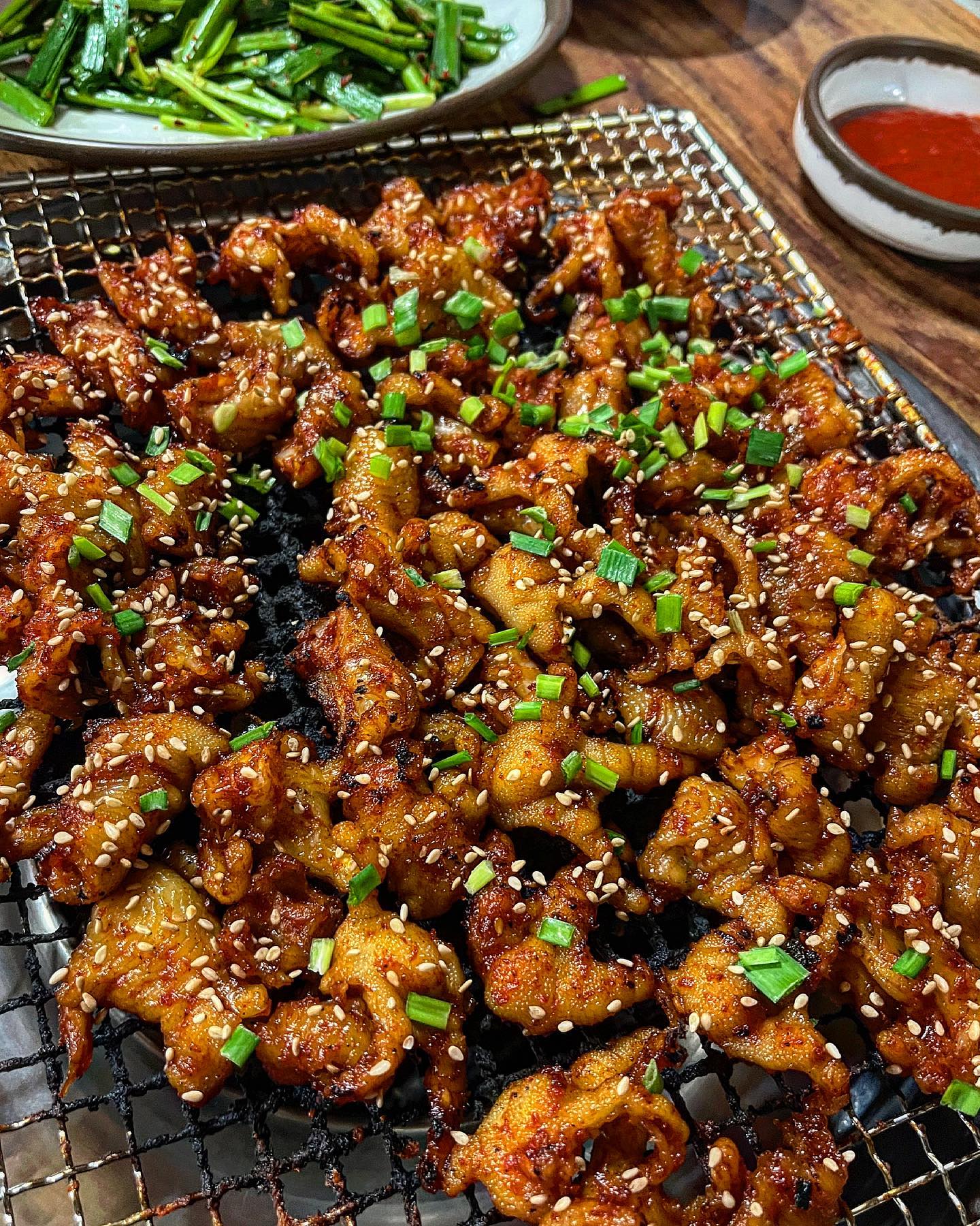 왕십리 <호호호닭발>
닭발은 맛있지만 비싼감이 있었고.. 만약 간다면 2차나 3차에 간단히 한잔하고 싶을때, 이야기할 조용한 술집 찾을때 갈만해요!ㅎㅎ

🔸뼈없는 닭발 1인분 15,000원
닭발 2인분을 주문했고 맵기 상, 중, 하 중에 상으로 주문을 했는데 냄새는 은근 매콤함이 올라왔어요.
매운음식을 좋아하는 저는 약간 매콤한 정도 였지만 일행들은 쓰읍쓰읍~하면서 매워하더라구요.ㅋㅋㅋ

🔸계란탕
탕이라기 보단 찜에 가까운!
짜지않고 슴슴해서 퍼묵퍼묵하기 괜찮았어요.

 🔸주먹밥 5,000원
저희는 1차로 방문했던 터라 배가 많이고파 2개를 주문했어요.
이 두 접시가 만원입니다ㅜ
특별한건 없고 흰밥에 김가루를 무친 주먹밥이었어요. 

#나랑_왕십리 #왕십리닭발 #왕십리호호호닭발 #왕십리술집 #왕십리 #호호호닭발 #왕십리역맛집