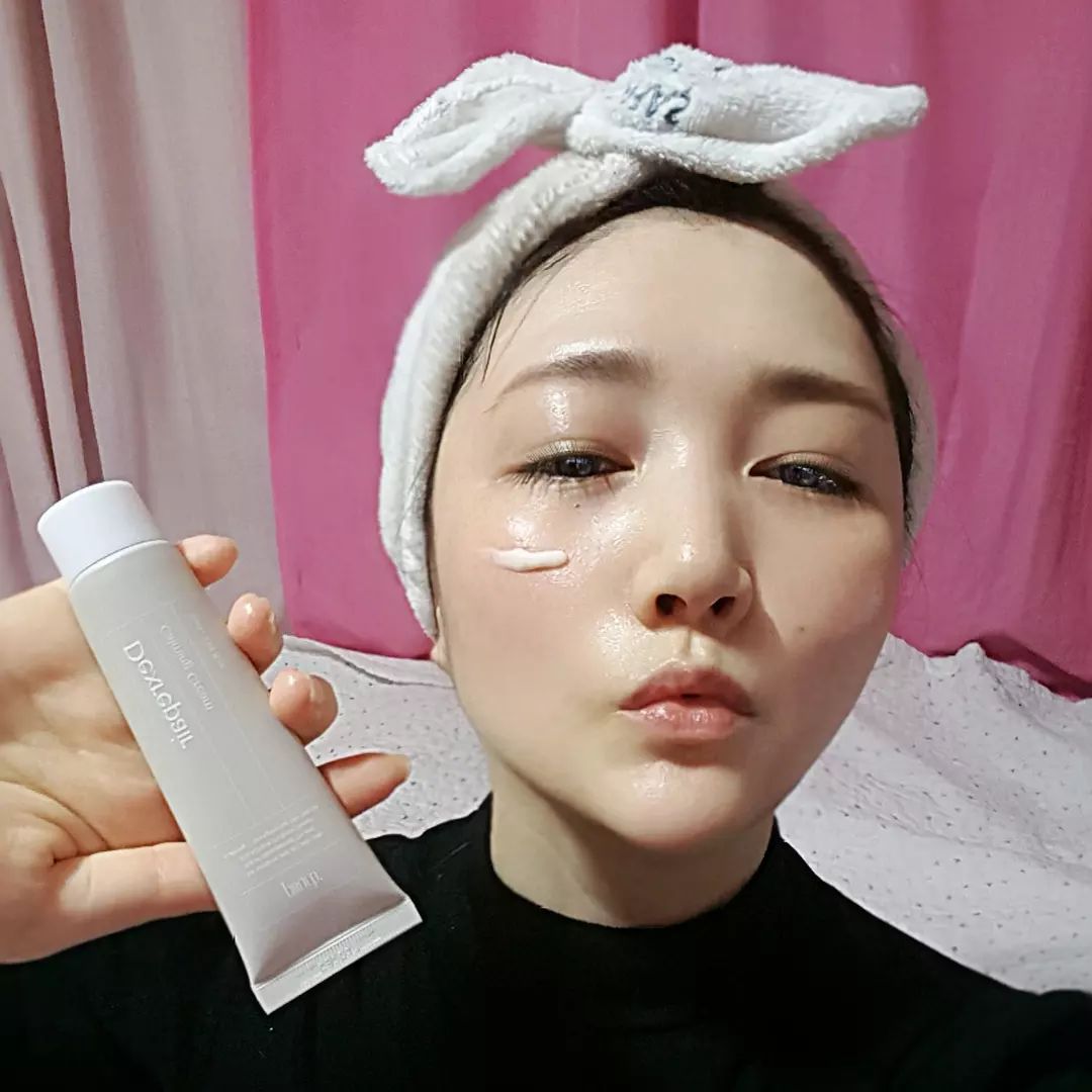 #협찬 이지만 너무 마음에 들었던 #저자극수분크림
마스크가 일상이 되면서 무너진 피부밸런스로 인해 피부민감도가 어마어마하던 요즘
마스크 프리가 되니 그대로 드러나는 얼굴때문에 
고민이 많았는데 마음에 쏙 드는 #진정크림 을 만났어요
넘나 순하고 발림성도 좋은 #연고타입크림 이라 
내피부를 좀더 탄탄하게 다독이는 느낌이 들었던
#피어브 #덱스리페어카밍크림
환경에 관심이 지대한 요즘 대세인 #클린뷰티 를 실천하는 브랜드라 더욱 마음에 들었던 곳인데요
10명중 8~9은 민감하다는 초민감시대인 요즘 바르기 좋은 
진정 보습에 탁월한 재생카밍크림이 출시되어 있더라구요
선정만 수개월이 걸린 해외원료사와 직접 계약을 체결해 차별화된 원료를 선택한 제품으로
민감성을 케어하는 프랑스 특허원료 알개니아3가 들어있구요
덱스판테놀5% 함량으로 피부에 무리없이 바르기 좋은 #덱스판테놀크림 이에요
글구 #비타민크림 임에도 민감한 제가 발라도 자극적이지 않은 편안한 사용감이 넘 좋았는데요
EWG 그린등급에 무향인 저자극 수분크림이라는거!!
피부장벽도움임상과 화학적자극 진정임상완료에
피부저자극테스트는 기본으로 완료된 순한 민감성 피부를 위한 진전템이랍니다 
수분을 챙겨주고 진정에 도움이 되어 피부장벽을 탄탄히하는 제품이라더니
부드러운 연고타입의 소프트한 텍스처의 크림이
번들거리는 느낌없이 피부에 도톰하게 발리면서
피부에 부드럽게 스며드는 느낌!!
제가 피부가 너무 거칠어진 느낌을 많이 받았던 요즘 
보습영양 짱짱한 연고제형이 피부에 부드럽게 발려 
샤르륵 흡수되는 느낌이 너무 좋았어요
자극을 많이 받아 붉어지기 일쑤였던 얼굴이 투명하게 진정되면서
거친 피부결을 부드럽게 다독여 주어 피부가 한결 매끈하고 탄탄해 보이는 것 같아요
요즘 민감해서 피부가 툭하면 뒤집어지고 간지럽고 고생이 심했는데
한결 편안한 컨디션으로 돌아온것 같아 너무 마음에 드네요
피부에 짱짱한 보습과 영양을 더하고 빠르게 진정시켜주어 
무너진 피부컨디션을 올려주는 것 같아 환절기 피부케어 하기에는 딱 좋은 것 같아요
초민감시대 저자극으로 순하게 리페어 시켜주는 
무향 무색소의 순한 제품이라 늘 챙겨 다니네요 완전 맘에 쏙 들어요
민감피부로 고민중이시라면 꼭 챙겨보시길^^
요즘 피부 좋아졌다는 말 자주 듣고 있답니다

piiurb official

https://www.instagram.com/piiurb_official/

#뷰티그램 #비타민B5크림 #셀스타그램 #민감피부화장품 #뷰티인플루언서 #뷰티 #BEAUTY #민감피부크림 #일상 #환절기피부관리
