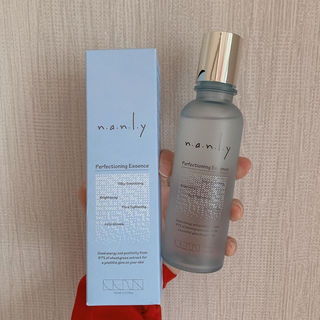 💉 on Instagram: "난리 퍼펙셔닝 에센스 💙 푸드마일이 낮은 국내산 슈퍼푸드를 주원료로 하여 피부 생태계를 되살리는 것을 목표로 하고 있는 난리의 철학도 멋진데다 성분 또한 정제수 없