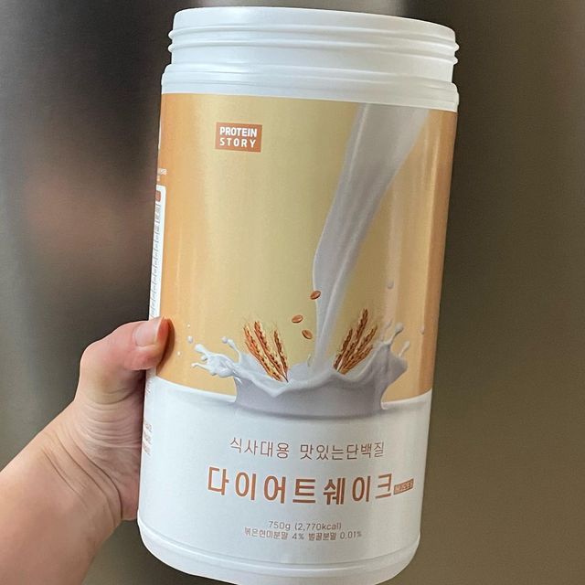 @0ctober.first on Instagram: "#광고 - 너무 맛있는 #단백질쉐이크 🧡 쿠앤크도 맛있었는데 허니오트도 미쳤다! 식사 대용으로도 좋아서 끼니 거를 일이 없음! - #프로틴스토리#다이어트쉐이크#식사