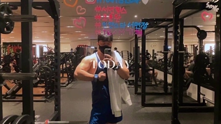 #daily #오운완🏋️ #workout  #불금🔥 
.

.

.
헬린이의 운동일지
불금틴  상체 루틴🔥🔥🔥

상체를 뿌셔뿌셔💣

미용실 가서 머리 이쁘게 하고
땀 범벅하니 머리 엉망🤣

멘탈 잘 잡고 운동 다시 빡시게
쪼아보자 😤

Keep going ❗️❗️❗️

근나잇✨🌙

(불금이라 치킨 냠냠 꿀꿀🐷)