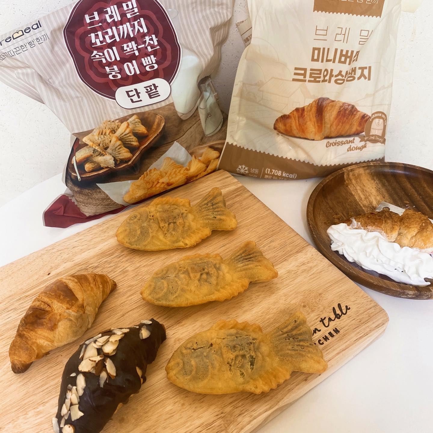 오늘은 슐스타드 베이커리에서 보내주신 붕어빵과 크루아상생지를 구워봤어요 ! 🥐🧑‍🍳

크루와상은 초코+아몬드,생크림+라즈베리로 조금더 먹음직스럽게 만들어봤답니다 ㅎㅎ❣️( 생크림은 너무 욕심 부려 얹었더니 다 흘러버렸다는 사실,,,😅)
그냥 먹어도 담백하니 맛있는데 맛있는거+맛있는거 더해서 2배 맛있어져버린 크루와상,,, 💕
집에서 해먹는데 밖에서 사먹는것만큼 바삭하고 너무 맛있었어요 저처럼 이것저것 얹어서 먹어보세용 여러분덜,, 🙆‍♀️

근데 여러분 요즘은 붕어빵을 이렇게 집에서도 간편하게 먹을수 있다는것 아셨나용,,,? 🧐
에어프라이어에 13~15분가량 구우면 포장마차에서 사먹는 갓나온 붕어빵맛과 똑같아요 🫣

게다가 요즘은 붕어빵 파는곳도 별로 없어서 맨날 현금들고 아쉬워 하면서 집에 돌아갔는데 ,, 🥲요건 너무 간편해서 집에서 먹고싶을때 아무때나 구워먹어도 좋을거 같더라구요 ! 😍
게다가 속도 꽉차있어서 머리부터 꼬리까지 알차게 먹을수 있다는점,,,👍
집에서 먹는다고해서 퀄리티가 떨어질거란 생각은 저멀리,, ✈️가끔 밖에서 붕어빵 사먹으면 속이 너무 부실해서 아쉬웠는데 이건 속이 꽉꽉 차있어서 이런게 맛있는 붕어빵이지 싶어요 ! 😘

크기도 작지 않아 든든해서 아이들 간식이나 식사대용으로도 너무 좋을거같아요 😋슈크림 맛도 있다고 하니 취향껏 구매해서 드셔보시는걸 추천드려용 저는 단팥 붕어빵에+생크림까지 얹어서 먹어봤는데 이 조합도 미쳤습니당,,, 갓나왔을때 우유에 찍어먹어도 너무 맛있을거 같아요 ❣️

두제품 모두 집에서 간편하게 해먹을수 있다는 점이 가장 큰 장점이고 겨울에 추워서 간식 사러나가기 싫을때 ! (저같은 집순이들,,🏡)집에 쟁여두고 먹고싶을때마다 꺼내서 구워먹으면 여기가 천국,, 👼게다가 아이들 간식용,그리고 같이 만들어서 먹고 놀아도 재밌을거같아요 👏

크루와상,붕어빵 둘다 현재 슐스타드 베이커리 스마트스토어에서 구매 가능하고 붕어빵은 10%할인중에 있으니 이때 구매 해보시길 추천드려요 ! 그럼 여러분 오늘도 좋은하루 보내세요 🙆‍♀️🌱🙆‍♀️

슐스타드 베이커리 링크 ➡️https://smartstore.naver.com/schulstad

"슐스타드 베이커리로부터 소정의 수수료를 지급받고 작성한 게시글입니다."