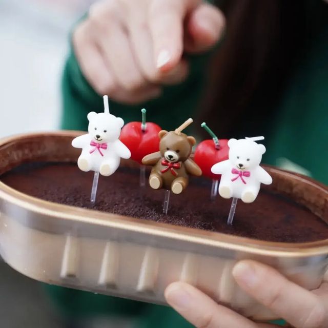 less is more on Instagram: "#광고 조금 늦은 생일축하🎂 애들때문에 자주 만나지는 못하지만 그래도 마음은 늘 언니곁에🤎 #모모토퍼 풍선과 캔들로 분위기 UP #생일파티용품 #케이크초 #홈데코 #