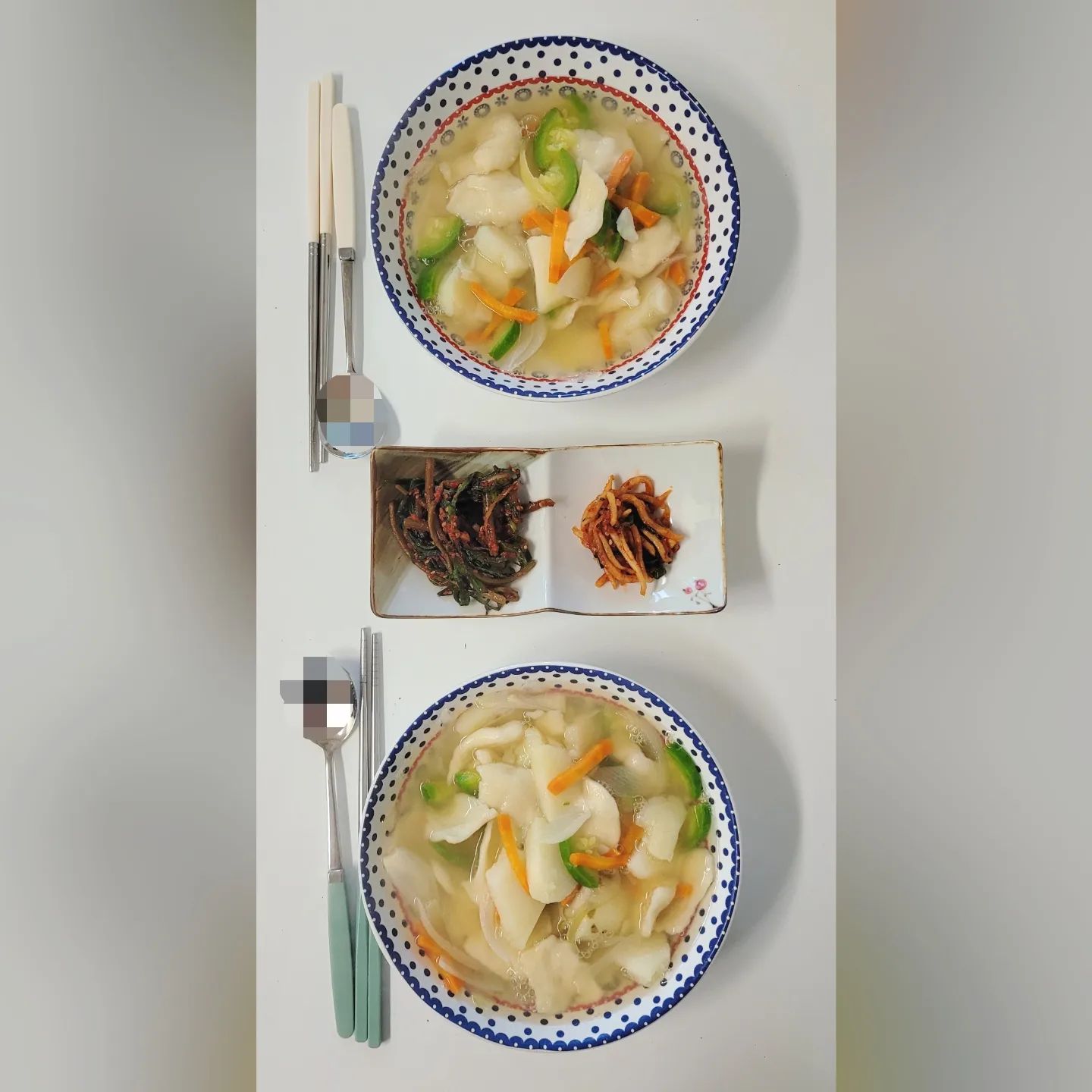 ✨️

밀가루 소금 온수로 적당히 반죽해서 살짝 숙성시키고
멸치넣고 진~~하게 우려낸 육수에
감자 호박 당근 양파 듬성듬성 썰어넣고
끓어오르면 반죽 대충 떼어 넣어 익히면
손수제비 완성😍

고구마순김치와 무생채랑 곁들여 먹으면
얼마나 맛있게요~?
수제비 만들기 귀찮긴한데
요즘같이 쌀쌀한 날이면 생각나요~

인님들 모두 맛있는 하루 보내세요🥰

#손수제비 #고구마순김치 #무생채 #사랑하는사람에게 #집밥 #집밥스타그램
#식단공유 #온더테이블 #쿡스타그램 #성취감 
#신혼일상 #신혼식탁 #신혼밥상 #신혼부부 #음식일기