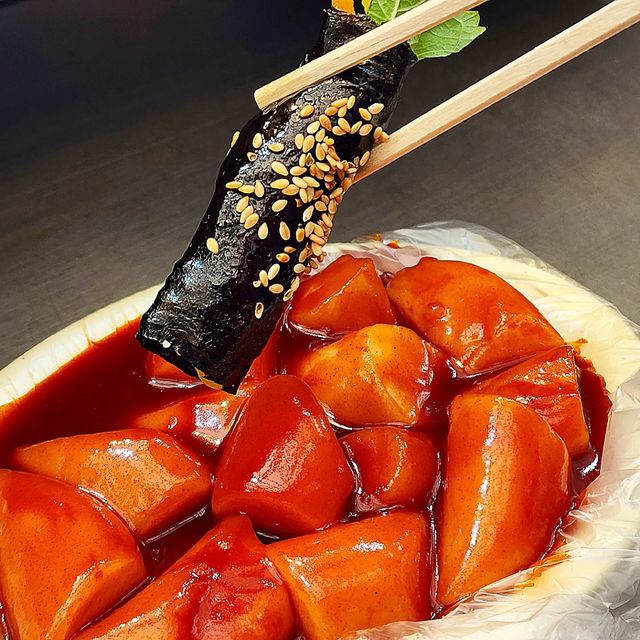 맛따라 GO!! on Instagram: "맛따라 어디든 가는 맛따라 GO!! #종로 #광장시장 언제나 사람들로 북적거리는 광장시장, 깊은 역사와 엄청난 규모로, 이 곳을 찾는 사람도, 이 곳에 있는 사람도 참 많
