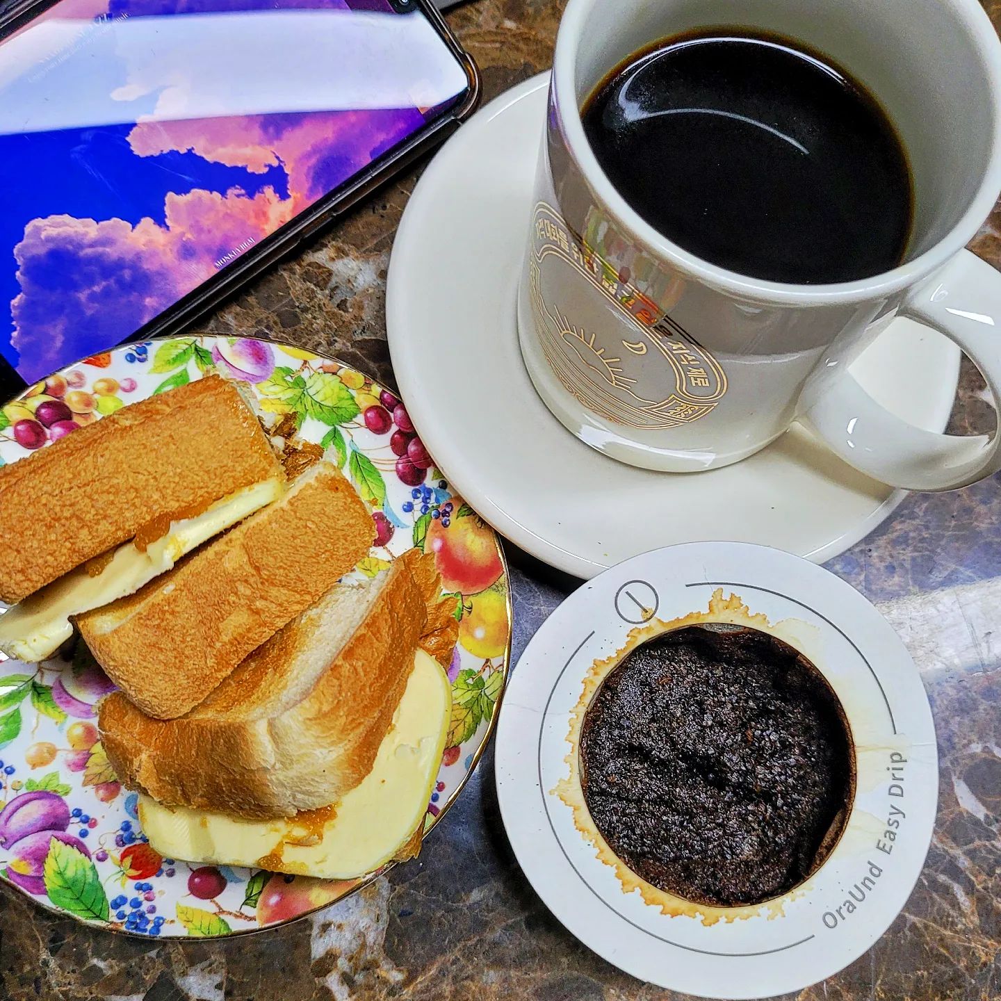 #광고 - 향긋함이 대박.. 홈카페/홈오피스 중이라면 무조건 추천하고픈 오라운트이지드립
.
.
안녕하세요! 요즘도 재택하시는 분들 많으시죠? 홈카페는 두말할 것 없이 현대삶의 필수요소고요. 대학원 지원 중인 저는 집에서 많은 시간을 할애하고 있는데요, 커피란 커피는 정말 다 찾아 마시는데, 애색하게도 원두를 직접 갈아 쓰는 방법은 생각보다 손이 안가서 #드립백커피 를 좀 더 선호하는 편이에요. 물론, 향기는 갈아쓰는 커피를 이길 수 없죠. !!!!! 이제까지 그런 줄만 알았습니다.
.
.
#오라운트이지드립은 융드립형필터로 #무산소진공포장 되어 배송됩니다. 그래서인지 개별포장지를 뜯자마자 커피원두의 향긋함이 온 주방을 휘감을 정도였어요. 
 신선한원두에서만 볼 수 있다던 커피 거품을 저는 커피 드립백 상품 중 오라운트이지드립 드립백커피에서 처음 확인하였습니다. 원두량이 확실히 많아 진한 커피가 추출되고요, 아이스로 마셨을 때도 전혀 연하지 않아서 좋았어요.
 때문에 배송 이후 1일 2커피를 모두 오라운트이지드립과 함께하고 있답니다.

.
[맛/향]
저는 커피의 산미를 불호하는 편이라 오라운트 운트 블랜드를 골랐습니다. "풍부한 바디감에 고소한 맛이 특징으로 오라운트 대표 커피" 라고 합니다. 실제로 제가 딱 찾던 맛에 99%는 근접할만큼 맛있었어요. 
.
.
.
일반 커피에 질리셨다면, 향긋한 향이 그리우시다면! 무산소진공포장 융드립형필터 커피, 오라운트이지드립! 강력추천드립니다!!! 
.
.
[커피 마니아를 위한 정보]
생산지역은 라오스, 콜롬비아, 에티오피아가 대표적
생두품종은 #Catimor #T ypica #Hleriloom
로스팅 포인트 6/8
.
.
#융드립형필터,#드립백커피,#커피장인