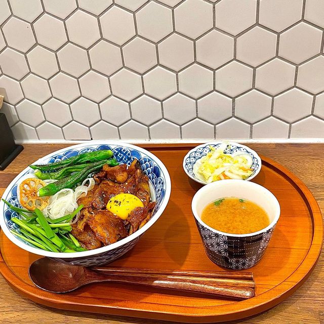 ෆ현기커플ෆ : 깊고묘한이치 on Instagram: "#덮밥장사장#덮밥장사장송도점 #매운부타동#부타동#꽈리고추추가 #송도맛집#신상맛집 📌가게 분위기 우드톤인거 일단 합격💗 📌혼밥이 가능한