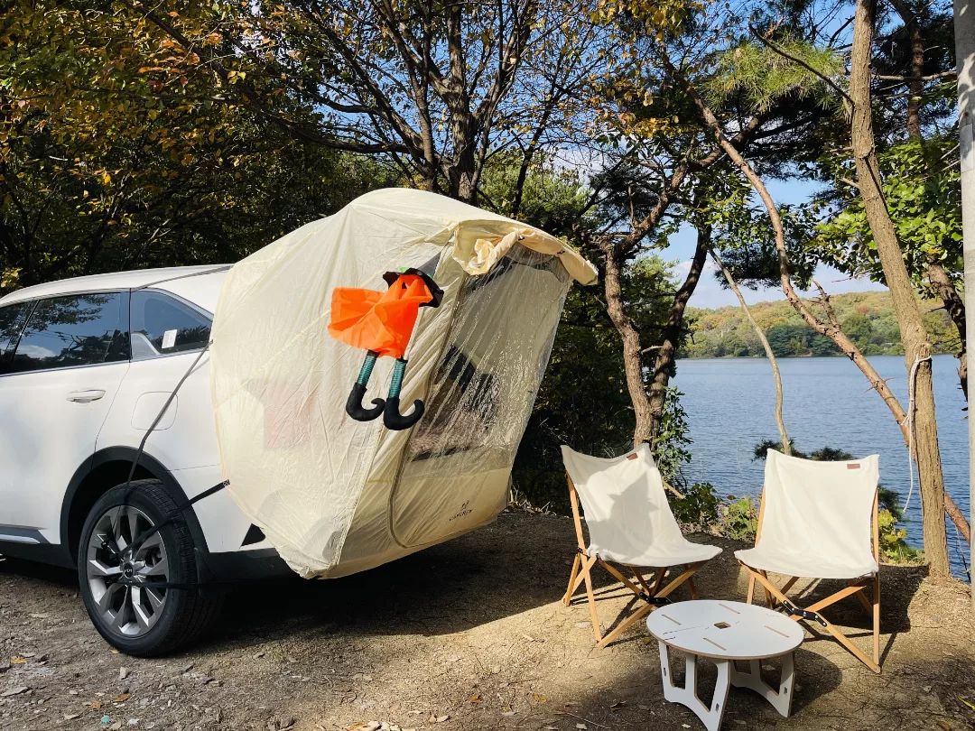 캠크루

차박 꼬리텐트🏕

정말 텐트 피칭하는데 너무간단하다.

양쪽으로 4개의 고리만 체결해주면 끝😎

메쉬와 tpu창이 있어 사계절 이용하는데 

좋을꺼같다.😊

사진엔 없지만 업라이트폴과팩도포함

되어있어 간단하게 차박하는데 무리없다.

캠크루 꼬리텐트는 같이 도킹할수있는 

쉘터도 있다. 비가오는날 타프없이도 

가능할꺼같다.
.
.
.
#캠크루#꼬리텐트#차박텐트#캠크루차박텐트#가을캠핑#감성캠핑#캠핑#삼남매캠핑#노지캠핑
