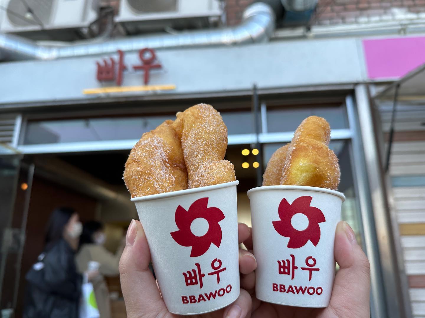 📍을지로 도넛러버 성지 ‘빠우’
⠀⠀⠀⠀⠀⠀⠀⠀⠀⠀⠀⠀⠀⠀⠀⠀ 
인님들 찹쌀도넛 좋아하시나요?!
그렇다면 을지로 감성 낭낭한 빠우 추천 어떠세요?!
⠀⠀⠀⠀⠀⠀⠀⠀⠀⠀⠀⠀⠀⠀⠀⠀ 
쫀득쫀득한 찹쌀도넛이 한입 물면 입안에 착!
하고 감기는데 이게 찹쌀도넛이구나🥹
⠀⠀⠀⠀⠀⠀⠀⠀⠀⠀⠀⠀⠀⠀⠀⠀ 
아니?! 기본도넛도 이렇게 쫀득쫀득한데
젤 유명한 체다렐라는 얼마나 쫀득하고 맛날지 기대됐는데❣️
⠀⠀⠀⠀⠀⠀⠀⠀⠀⠀⠀⠀⠀⠀⠀⠀ 
스셍에나 1,500원에 이렇게 치즈 낭낭하게 들어있기 있나요🥹
모짜렐라와 체다가 속을 꽉 채웠는데 이것이 행복😍
⠀⠀⠀⠀⠀⠀⠀⠀⠀⠀⠀⠀⠀⠀⠀⠀ 
당일반죽으로 미리 튀기지 않고
주문과 동시에 튀겨지기때문에 맛없없👍👍
그래서 포장 후 집에서 먹어도 넘 꿀맛❣️
⠀⠀⠀⠀⠀⠀⠀⠀⠀⠀⠀⠀⠀⠀⠀⠀ 
힙지로 감성과 쫀득한 찹쌀도넛이 있는 빠우는
대림상가에 위치하고 있는데 위치가 찾기가 
쪼큼 어렵더라구요😓
저는 한참 돌다 찾았습니다🤣
⠀⠀⠀⠀⠀⠀⠀⠀⠀⠀⠀⠀⠀⠀⠀⠀ 
📍빠우
⎷ 주소 : 서울 중구 을지로 157 대림상가 3층 라열 361호
⎷ 영업시간 : am11:00 - pm19:00
⎷ 매장번호 : 0507-1374-9285
⠀⠀⠀⠀⠀⠀⠀⠀⠀⠀⠀⠀⠀⠀⠀⠀ 
빠우 인스타그램
bbawoodonass 
⠀⠀⠀⠀⠀⠀⠀⠀⠀⠀⠀⠀⠀⠀⠀⠀ 
⠀⠀⠀⠀⠀⠀⠀⠀⠀⠀⠀⠀⠀⠀⠀⠀ 
#을지로도넛 #을지로디저트 #을지로데이트 #힙지로도넛 #빠우 #을지로빠우