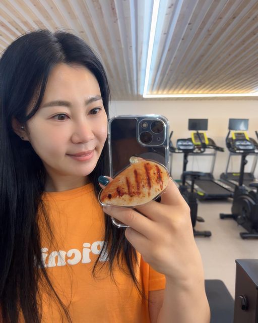 안녕하신가영🙋🏻‍♀️ on Instagram: "#협찬 #제품제공받음 . . 닭가슴살 그 잡채인 닭가슴살 스마트톡🐓 운동 하는 사람들 필수 닭가슴살을 저는 늘 품고 다닌답니다