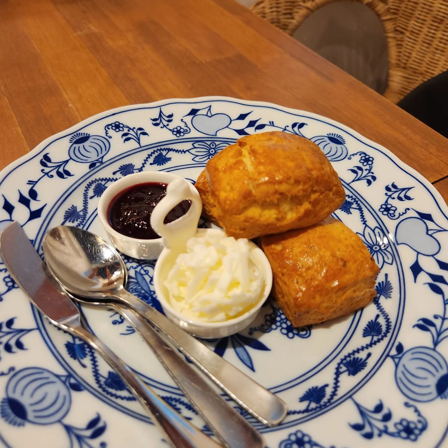 #이대카페추천
이대역 코앞에 자리잡고 있는
차(tea) 맛집🫖
.
분위기와 차의 퀄리티가 완벽 그 잡채
가면 스콘 꼭 먹어야되고
차 종류는 워낙에 많은데
그 중에 두들이가 좋아하는 건
영국식 로열 밀크티☕️
.
조만간 또 가야지❤
분위기에 녹아드는 곳