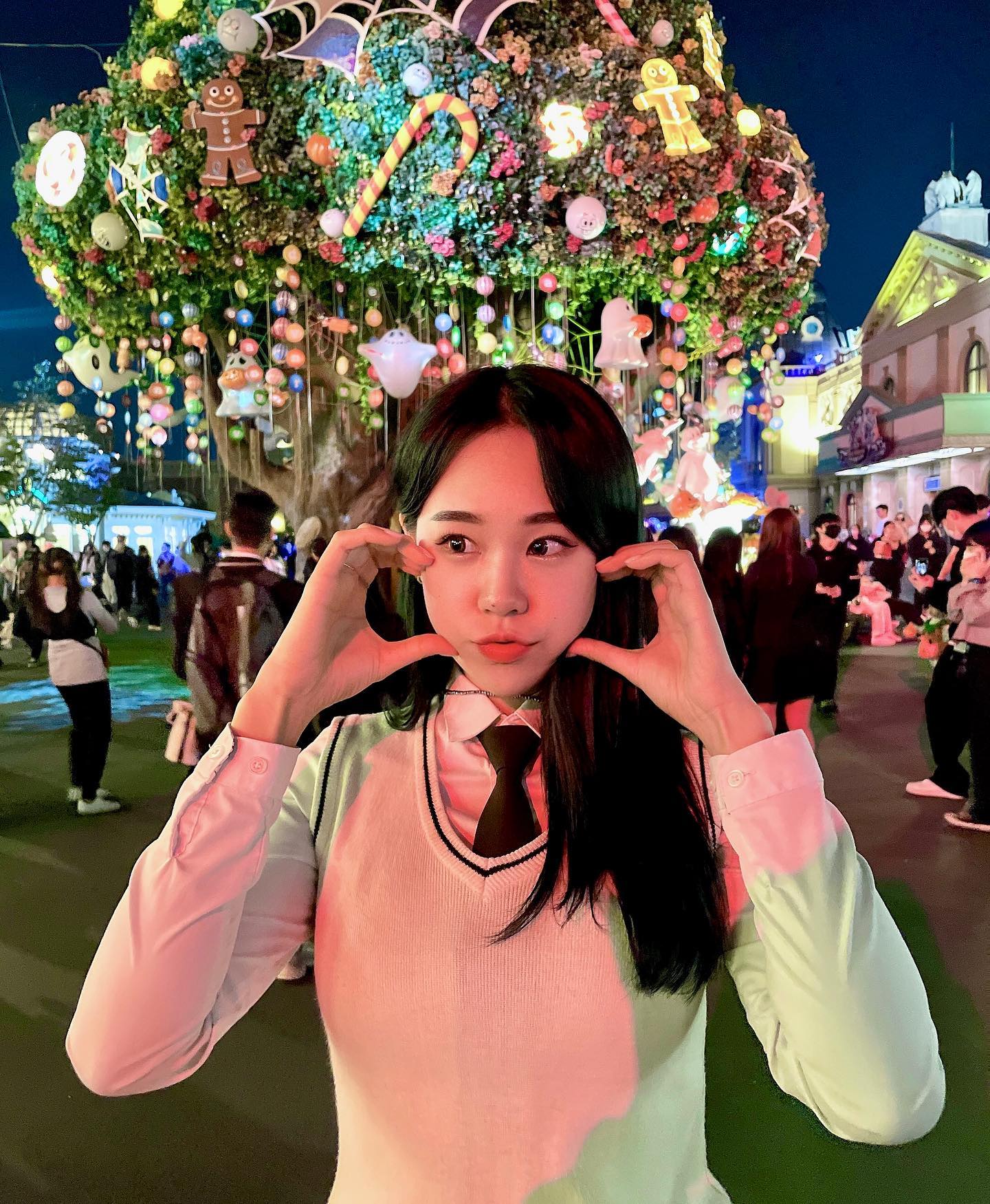 간만에 교복 입어 보았읍미다 
할매 힘들어서 마감 못 찍고 마사지 받으러 감