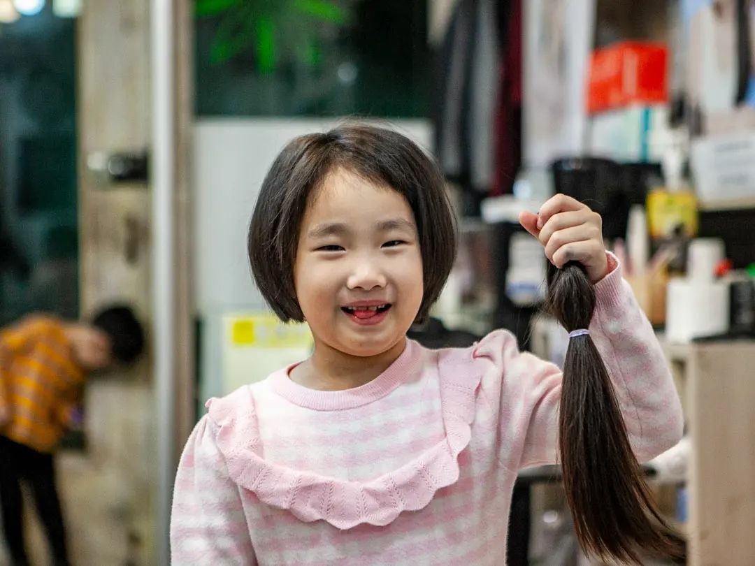 모발기부 두번째 이야기~

2022년 10월 21일 딸의 생일날
2년 동안 기른 머리를 잘랐습니다.
누구에게 사용 될 것인지를 알기에
이번에도 선뜻 아빠의 뜻에 
동참해준 마음 예쁜 딸

어머나운동본부로 딸의 머리카락과 함께 
예쁜 마음을 담아 보낼 예정입니다.

"아픈 친구들한테 보내는거지?"
더 똥꼬발랄한 단발머리 소녀가 되었지만
머리카락보다 더 소중한게 무엇인지
알아 가는 것 같아서 혼자 흐뭇한 미소를
지었습니다.

10살 생일 때는 먼저 기부의 뜻을 말해 주길 바라는건 엄마의 욕심이겠죠?ㅋ

#모발기증 #어머나운동본부 #모발기부 #머리카락기부 #모발기부증서 #초딩맘 #군산맘 #군산육아 #육아
