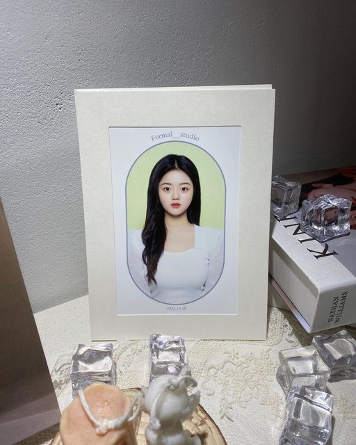 임현경(林炫卿) on Instagram: "#광고 #협찬 좋은기회로 2달정도밖에 안남은 20살 나를 “포멀스튜디오”에서 기록하기 #홍대사진관#홍대스튜디오#컬러증명#증명사진#홍대증명사진 #포멀스튜디