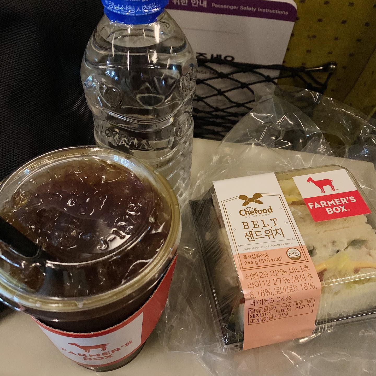결국 국밥 때린 다이어터 멜모입니당🥲
-
오늘은 부산 출장이 있었는데요.
출장 가는 길에 바리바리 도시락 싸긴 싫어서(사실 여행 기분 느끼고 싶었던…) 오늘은 전부 일반식이네용!
-
✔️아침 : 샌드위치 + 아아
✔️점심: 점심은 컴포즈에서 밀크쉐이크 먹었는데 사진 왜 없죵 ㅋ
(일말의 죄책감이었던가…)
✔️저녁: 시래기밥 + 장터국밥 +계란말이
-
그렇습니다…
프로국밥러는 결국 국밥을 참아내지 못했어요..🙄😂
아니 솔직히 부산 가면 돼지국밥 아닙니까…
근데 부산대역 안에서 돼지국밥집을 못찾아서 결국 장터국밥으로🙄🙄
근데 솔직히 반절 넘게 먹고 나서부턴 되게 배가 불렀거든요?
다이어트니까 적당할때 제발 내려놓으라고 속에서 아우성이었는데
조동아리가 쉬질않더라더요.ㅋㅋ

옛날엔 다이어트 최대적은 피자였는데 나이가 드니까 국밥이 참기 힘드네요 ㅋㅋ
-
여러분들은 다이어트 할 때 가장 참기 힘든 음식이 뭔가요?🤣
-
#직장인다이어트그램 #키작녀다이어트 #30대후반다이어트 #살빼자그램 #다이어터멜모 #비만탈출기