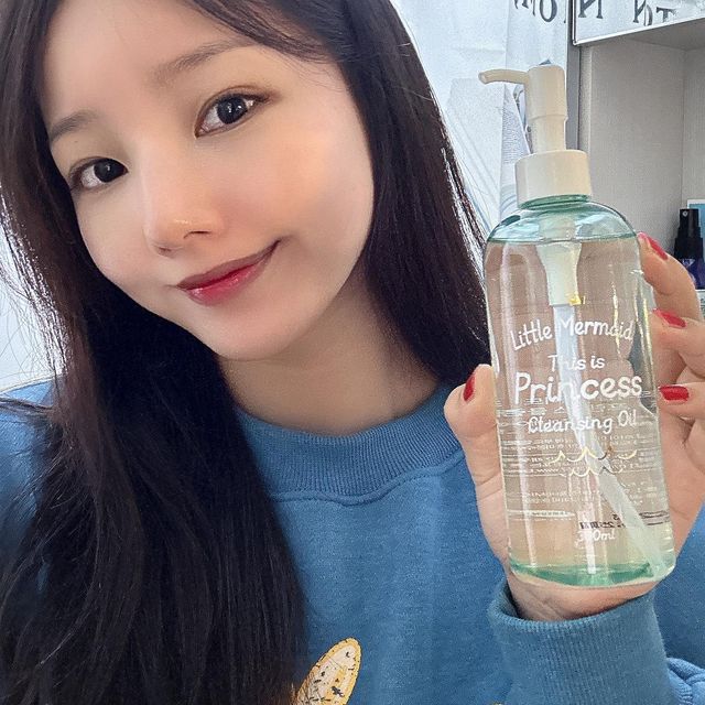 @yejuda_kiki on Instagram: "#광고 🧜🏻‍♀️@b.recipe 💕 화해에서 확인해보아도 유해 주의성분 1개도 없는 #뷰티레시피 의 #리틀머메이드디스이즈프린세스클렌징오일 용량은 300ml에요! 악건성부