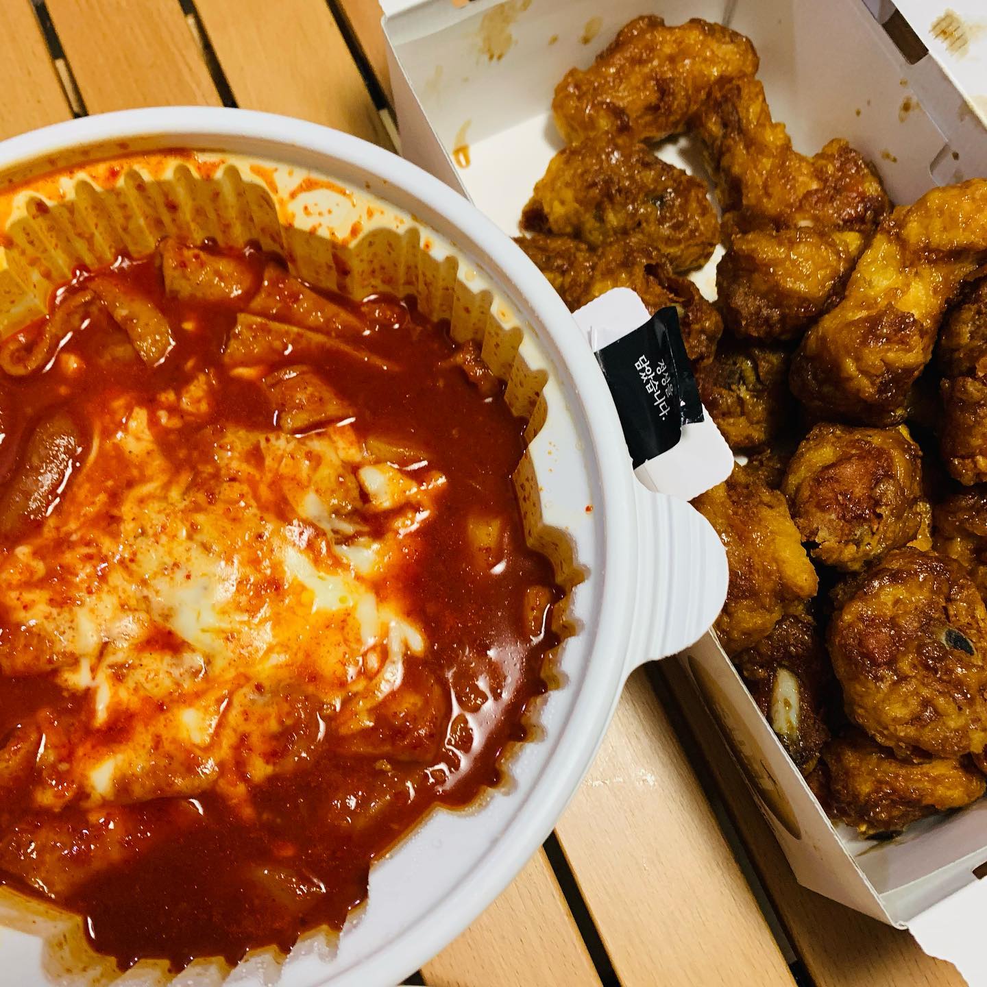 오빠랑 뿌셔버렸던 엽떡교촌😱♥️
배달음식중 최고최고 나일끝날때
미리댈러오고 ㅎㅎ
집에서 시켜주는 너는 쎈수쟁😆🥄

내가좋아하는거만 아주😳

#교촌 #허니콤보 #엽떡 #오리지날 #😆 #🥄 #크으 #맛나다 #먹스타 #먹부림 #먹팔 #먹팔해요 #먹팔맞팔 #먹팔환영 #먹팔하면맞팔 #먹팔소통 #먹팔로우 #먹팔맞팔환영 #먹팔스타그램 #먹팔선팔 #먹팔러 #먹팔댓글 #먹팔좋아요 #먹팔해요❤️ #맛팔 #맛팔해요 #맛팔선팔 #맛팔환영 #맛팔선팔환영 #맛팔해용