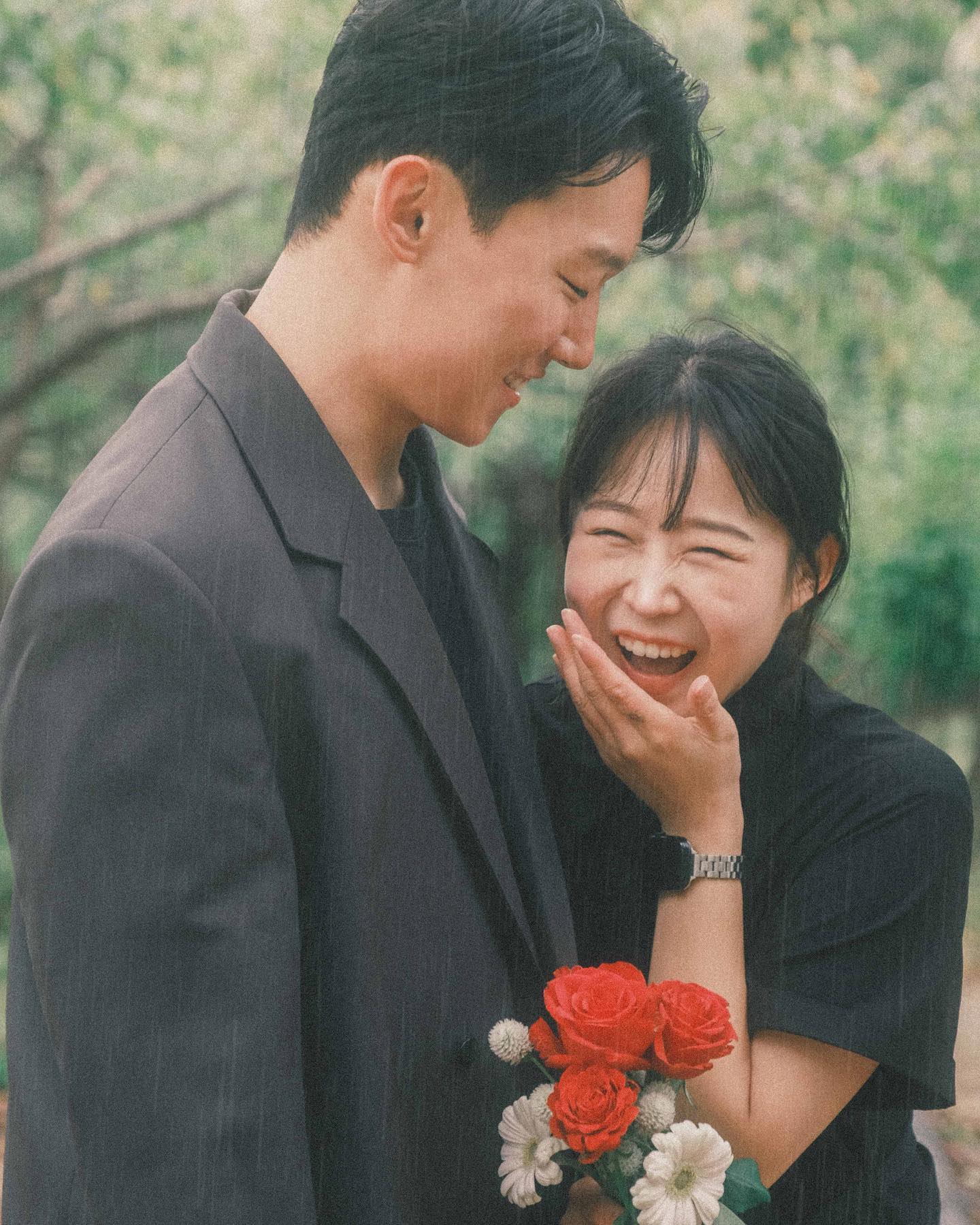 📷비 오는 날 처음 만난 우리,
행운인지 불행인지 커플스냅 찍는 날에도 비가 내렸어요

걱정했는데 예쁜 추억 남겨주신
zinstudi0 작가님 감사합니다아🙇‍♀️

#협찬 #커플스냅 #야외스냅
