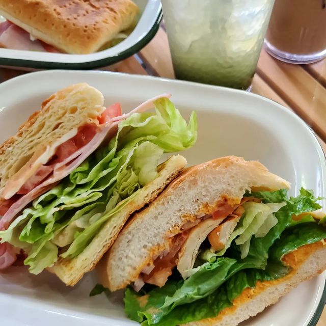 🍞꾸미🥐 on Instagram: "#로드샌드위치 🥐페스츄리 로드샌드위치란 샌드위치가 #대표샌드위치 입니다😊 샌드위치빵을 페스츄리 or 바게트 중에 선택할 수 있어요! 저는 페스츄리를 택했어
