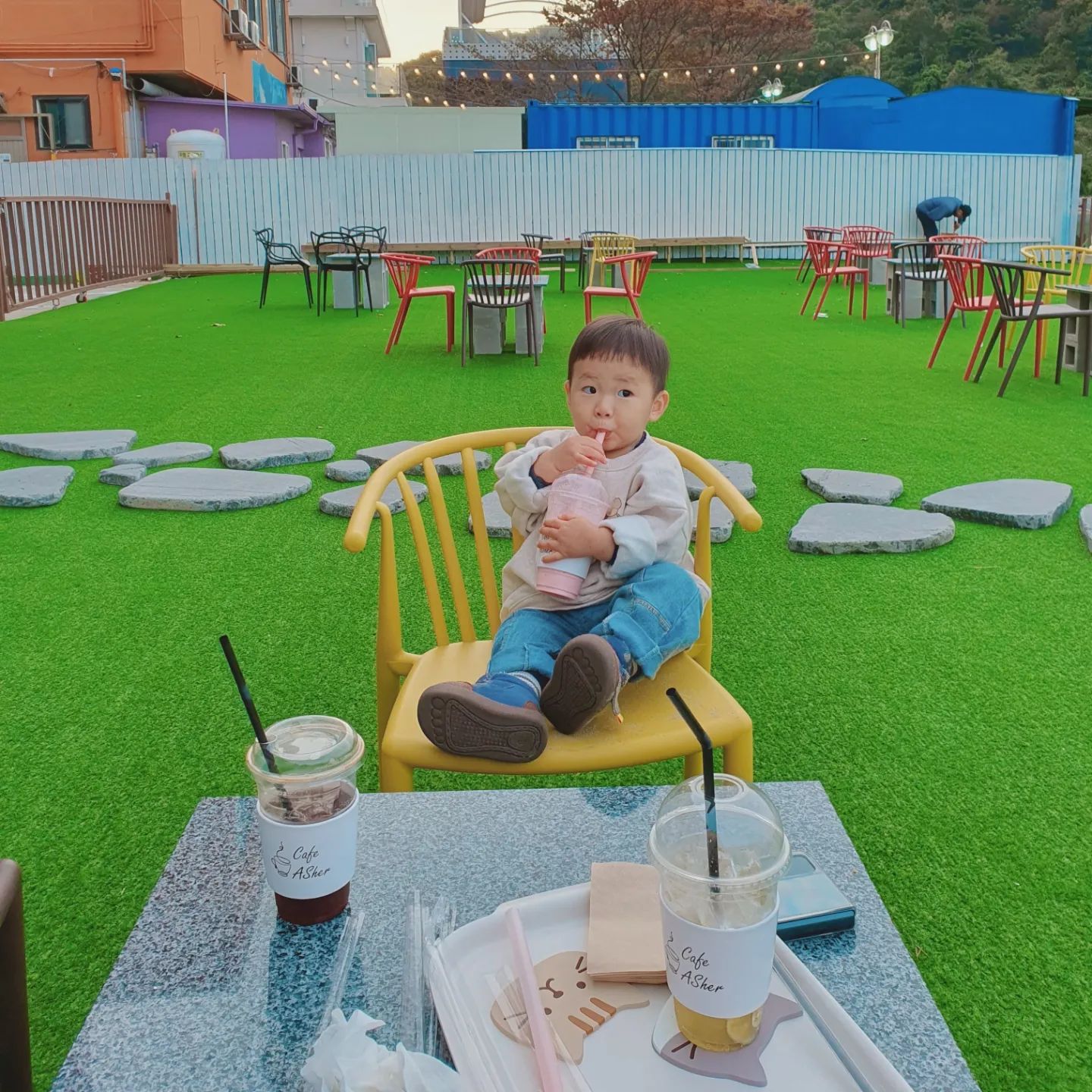D+650

요즘 유찬이가 모래놀이에 푹빠져있던차에
인스타에서 우연히 발견한 대부도 카페🥤

하원하고 급 갔는데 모래놀이 장난감도 있고
모래가 너무 고와서 유찬이가 놀기 너무 좋았다
날이 넘 추워서 별로 못놀다 와서 아쉬었지만
딸기스무디가 너무 맛있었는지 차에서도 울음뚝 ㅋㅋ

담엔 좀더 빨리 와서 따뜻한 시간에 놀자❣️