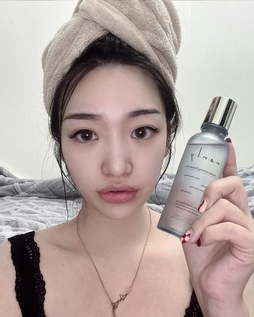 🌸아망초(또나) on Instagram: "#아망초 #또나 #광고 난리 : 퍼펙셔닝 에센스 150ml . . #nanly #난리 #밀싹 #항산화 #미백 #주름개선 #슈퍼푸드 #에센스 #에센스추천 #난리부르스"