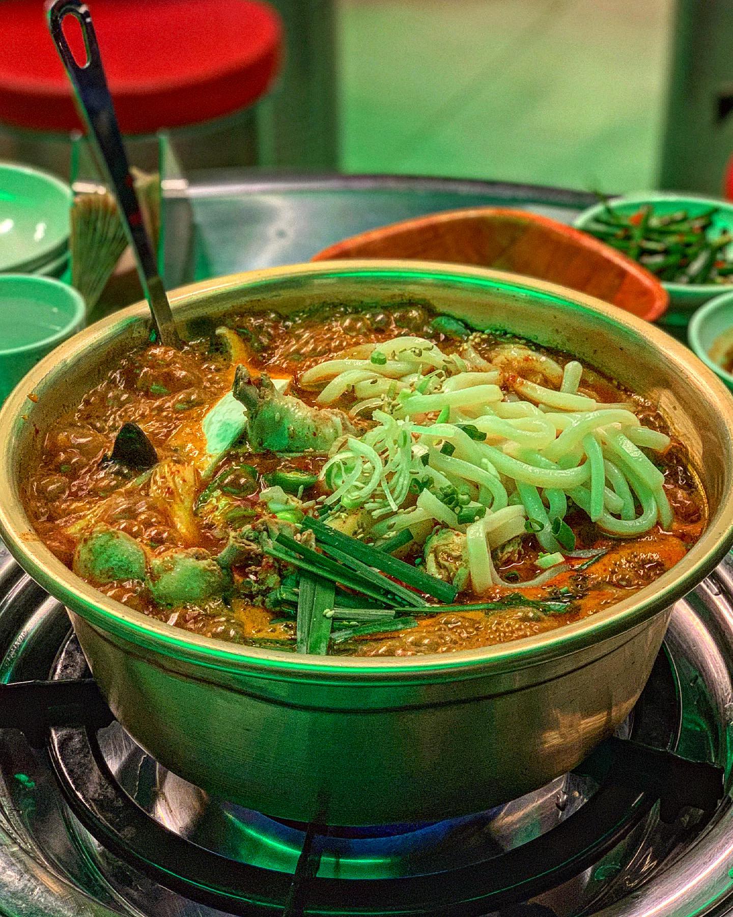 포차 안주 퀄리티가 왜 이래;;
곱창집만큼 맛있네;; 사랑해요 한사발포차🫶🏻

가도 가도 질리지 않고 어떤 메뉴를 먹어도 실패 없는 신도림 최애 술집이에요

요즘같이 쌀쌀할 때 너무 잘 어울리는 곱창전골과 곱도리탕, 닭볶음탕을 메인으로 팔아요. (로제맛도 있어요!) 제 원픽은 곱창전골인데 은은하게 매콤칼칼하고 감칠맛 미친데다가 곱창 양도 혜자고 고소하니 호불호 갈리기 오히려 어려울 맛이에요

하나같이 맛도리였던 녀석들이 자꾸 생각나서 다음에 또 언제 갈지만 기대하게 되는 곳이에요 둘이서 가면 소주 최소 4병 각 나옵니다

사진이랑 영상보니까 또 먹고싶어요 (˚ଳ˚)
전골, 탕 시키실 때엔 우동 사리 추가 꼭 해야 하는 거 알죠? 안 하면 많이 섭섭합니다;; 마무리 K-디저트로 볶음밥도 잊지마시구요!!!! ( ⁼̴̤̆◡̶͂⁼̴̤̆ )

유일한 단점 : 주말에는 많이 시끄러워서 어느 순간 고요 속의 외침하고 있음

#염댕로드
재방문의사 : 말해 뭐해 당장 가고싶음

한사발포차 신도림점
주소 : 구로동 27-4
메뉴 : 한사발 곱창전골(30,000)/곱도리탕 중(36,000)/고기김치전(17,000)/파인애플 샤벳(12,000)

#신도림술집 #신도림역맛집 #신도림맛집 #한사발포차 #구로술집 #구로맛집 #저메추 #오늘뭐먹지 #먹스타 #한사발포차신도림점 #브릭피드