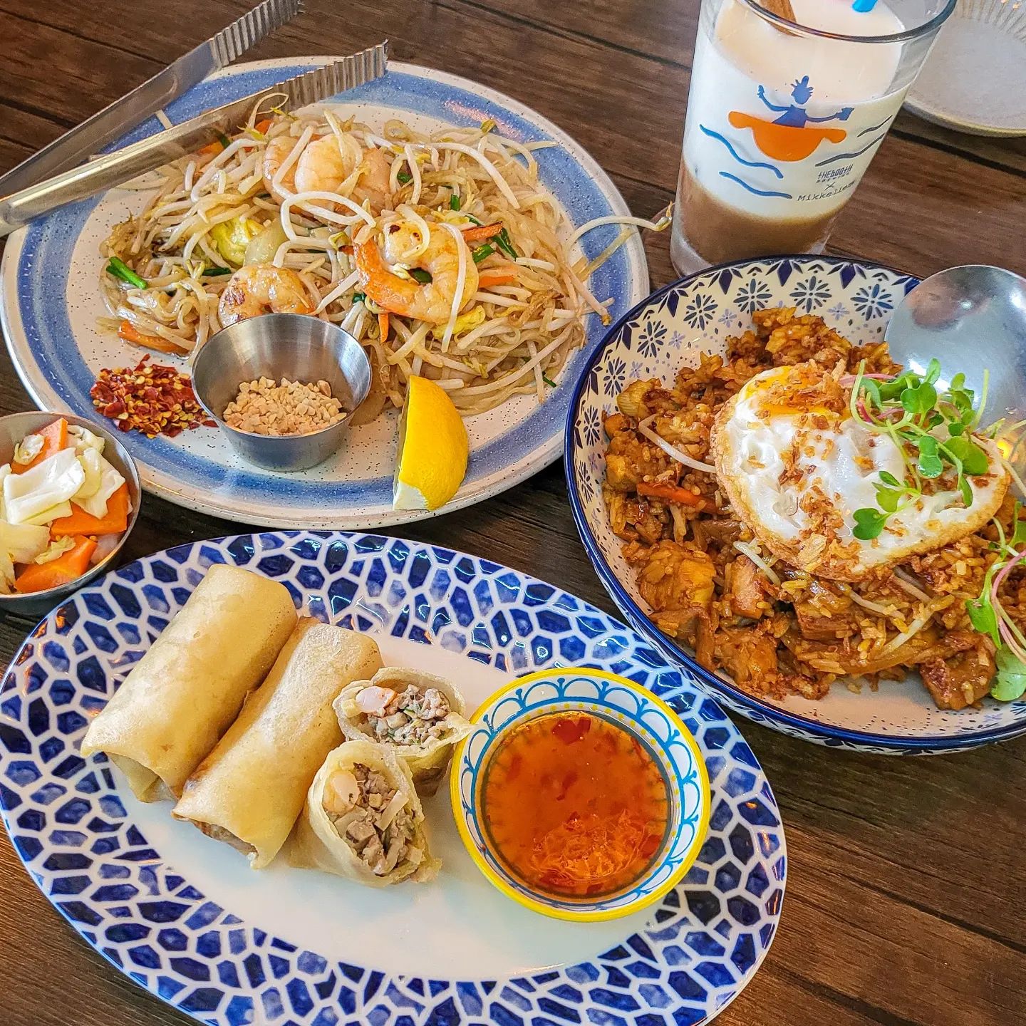 협찬) 혜화역 성균관대 팟타이 맛집 아시안 테이블

팟타이 맛집을 다녀왔습니다!!!!
혜화역 성균관대 가는 쪽에 있는 곳인 아시안 테이블입니다🥰
사실 여기 협찬받고 남자친구한테 팟타이 먹으러 가자!!! 했더니 팟타이를 한 번도 먹어본 적이 없다고 하더라고요..? 처음으로 팟타이를 맛본다니 더욱 맛있었으면 좋겠다는 생각으로 방문했어요.

방문하자마자 "와 진짜 이국적으로 잘 꾸며두셨다"라는 생각이 확 들었는데요.

외관부터 내부까지 인테리어가 전체적으로 동남아 휴양지 느낌이 물씬 나더라고요🙊

딱 팟타이 먹기 딱이겠다는 생각을 했어요!

저희는 팟타이+나시고랭+사이드 or 음료로 구성되어 있는 파타이 A 세트를 먹었는데요
세트 가격이 21000원밖에 안 하는 거 있죠! 대학로라 그런지 가격이 저렴해서 마음에 들었어요. 그리고 사이드는 뽀삐아로 했습니다!
텃만꿍도 너무 맛있어 보였지만 다양한 재료가 들어가 있어서 뽀삐아로 선택!

그리고 태국 아이스티도 추가했어요.

조금 기다리자 메뉴가 나왔는데
2인 세트인데 거의 3인분 급으로 양이 많아서 양부터 합격!

팟타이부터 너무 맛있었는데요
불향 가득한 새우가 올라가있고 아삭한 숙주와 쌀국수 면이 잘 어우러져있었어요. 그리고 땅콩과 고춧가루를 따로 주는 것도 되게 마음에 들었는데요. 취향껏 넣을 수 있어서 좋았어요.
팟타이를 처음 먹어본 남자친구도 맛있게 먹었어요❤️

나시고랭도 역시나 맛있었습니다! 위에 올려진 계란과 같이 떠먹으니 크... 역시 나시고랭! 굴 소스 향도 나면서 너무 맛있게 먹었어요.

사이드로 먹은 뽀삐아는 고기와 각종 야채 그리고 새우가 들어있어서 탱글 한 새우 살 씹는 재미와 고기와 부추, 죽순, 버섯의 풍미가 너무 좋았어요.

태국 아이스티는 되게 신기한 향이 났는데요. 향신료향이 나는 티였어요☕️ 요고 한번 먹어보셔도 좋을 거 같아요!!!

가격도 저렴하고 맛도 있고! 엄청 추천드려요👍

그리고!! ⭐️제 인스타보고 찾아왔다고 하면 탄산음료 서비스로 주신다고 하니 제 인스타보고 가시면 꼭 말씀해서 드세요 ㅎㅎ⭐️

📍위치
서울 종로구 성균관로3길 11 아시안테이블

⏰️영업시간
11:00 - 21:00
14:30 - 17:00브레이크타임
20:00 라스트오더
월휴무

#아시안테이블 #혜화맛집 #혜화역맛집 #성대맛집 #성균관대맛집 #대학로맛집 #혜화팟타이 #팟타이맛집 #혜화가볼만한곳 #혜화데이트 #대학로데이트