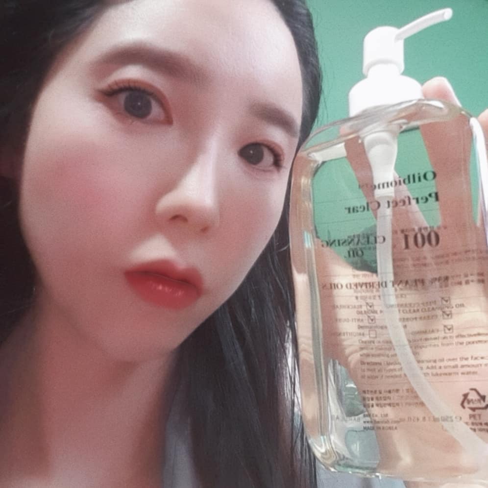 #협찬
순한 클렌징오일로 자극없이 데일리클렌징 하기!

립아이리무버 따로 안쓰고도
색조메이크업 클렌징도 까뿐하게 ok
베이스메이크업도 말끔하게 잘 지워진다눙 'ㅅ'

부드럽게 롤링해주고 
미온수로 씻어내면
개운하니 간편하게 클렌징 끄읕!

안그래도 환절기 예민해진피부 자극없이 순하게
블랙헤드 피지 노폐물 한번에 
딥 클렌징 할 수 있어
맘에 쏘옥 드는거있쥬 +_+
순한 데일리클렌징으로 딱!

.
.
.
.
.
#첫줄 #일상 #데일리 #뷰티 #뷰티스타그램
#클렌징오일 #오일클렌징 #바루랩클렌징오일 #바루랩오일
#오일바이옴 #오일바이옴클렌징오일 #바루랩오일바이옴클렌징오일
#셀카 #셀스타그램 #얼스타그램 #첫줄반사 #좋반 #좋테 #l4l #좋아요 #f4f
#운동하는여자 #직장인일상 #직딩 #instadailty 

메모복사

메모목록 보기