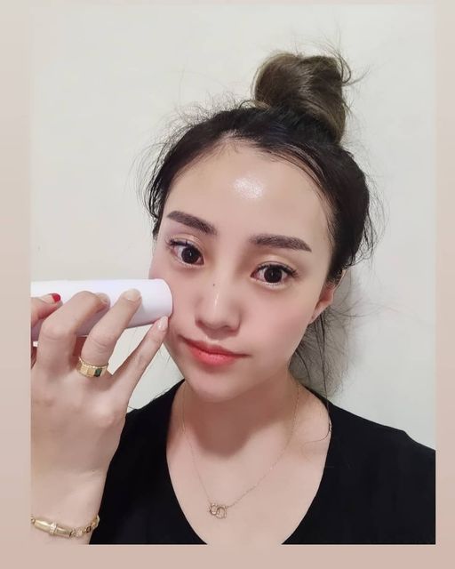 나미화 on Instagram: "오늘하루도 마무리 하고♡ 마지막은 얼굴 수분체크 후~~ 관리하기^^ 오늘 일하면서 계속 부스터 수시로 뿌렸더니^^ 그래도 수분이 와우~^^ 하루종일 에어컨바람ㅜㅜ 또 쨍