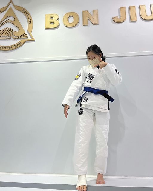 반 소희 on Instagram: "@brick_bjj 🥋오버파워 흰색 도복 157/51 A0 귀여운거 좋아하는 나한테 딱 어울리는 기욤뽀짝한 자수가 한가득🫶🏻 . . #브릭도복 #주짓수 #유도 #시흥 #시흥주짓수 #배곧신도