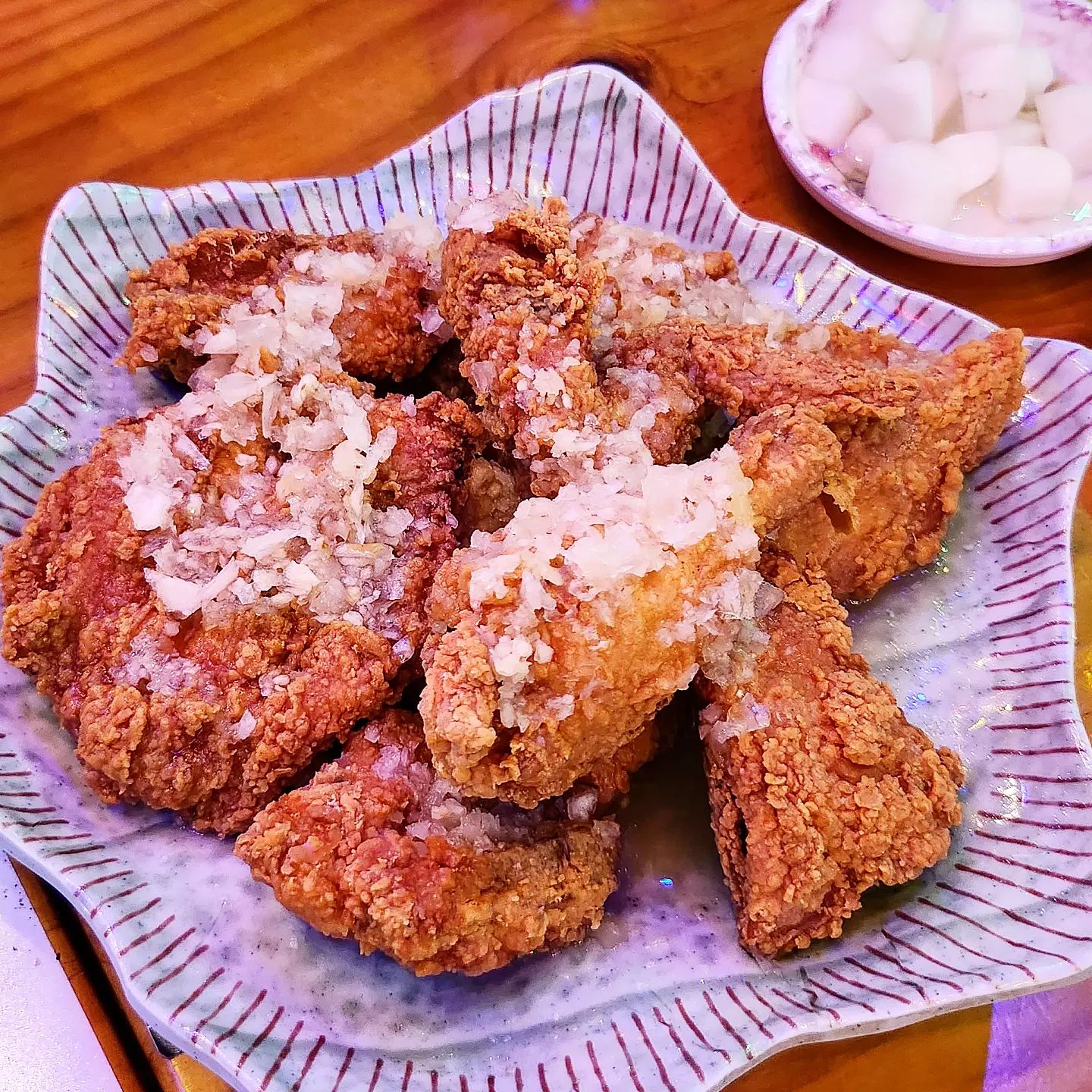 힙지로는 정말 힙하네요! 사람이 너무 많아서 좀 놀랐습니다:) 만선호프에서 대표메뉴 마늘치킨을 먹었습니다! 세상 달달구리하네요☺️
치맥하기 정말 괜찮은 곳이네요;)

#먹스타맞팔 #먹스타그램 #먹스타 #먹팔맞팔 #먹팔 #먹팔환영 #먹팔해요 #만선호프 #을지로 #힙지로 #치맥하기좋은곳 #마늘치킨