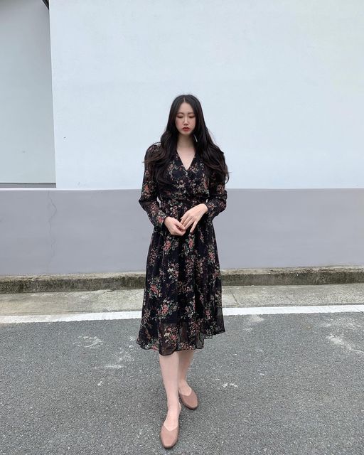 김채아 on Instagram: "#광고 #협찬 리리앤코 넘버쉐이크 플라워 밴딩 시스루 롱 원피스👗 ⠀ 가을 분위기 뿜뿜!!! 여성스러운 무드의 플라워 원피스를 입어봤어요!☺️ ⠀ 플라워 패턴