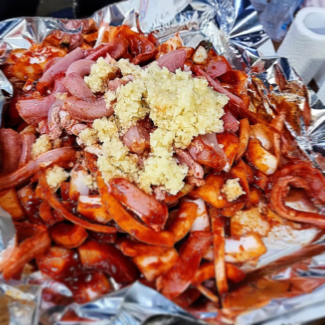 #약혐주의
맛따라 어디든 가는 맛따라 G이!

#부산 #해운대 #이름난기장산곰장어

부산을 대표하는 수많은 음식중에 곰장어가 있답니다.
흔히들 꼼장어라고 많이들 얘기하는데,
해운대 전통시장 내에 꼼장어 골목이 있다해서 가봤어요.

곧 일어날 일을 아는지, 모르는지
🪱 수조속에서 신나게 놀고있는 꼼장어들은
숙련된 이모님들의 화려한 칼솜씨에 🔪
자신의 껍데기가 무참히 벗겨질거라는 운명을 상상이나 할까요?😭

✔️ 곰장어 양념구이 중 💰45.0

과정이야 어찌됐건 
아직까진 살아서 꿈틀대는 꼼장어들 위에
빨간 양념 얹고, 각종 채소 올려서
맛있게 익어가는 꼼장어를 한참 바라보아요.

드디어 알맞게 익은 꼼장어에 소주 한잔 비우면
방금까지 꼼장어에게 미안했던 마음은 
금방 잊어버리게 되네요.

🏢 이름난 기장 산 곰장어
📍 부산 해운대구 구남로41번길 42, 해운대 전통시장 內

#맛따라_부산 #맛따라 #부산맛집 #부산여행 #부산데이트코스 #해운대맛집 #해운대시장 #해운대시장맛집 #곰장어골목 #곰장어구이 #곰장어맛집 #기장곰장어 #먹스타그램 #맛스타그램 #foodstagram #eatstagram #먹팔 #선팔하면맞팔 #맞팔해요
