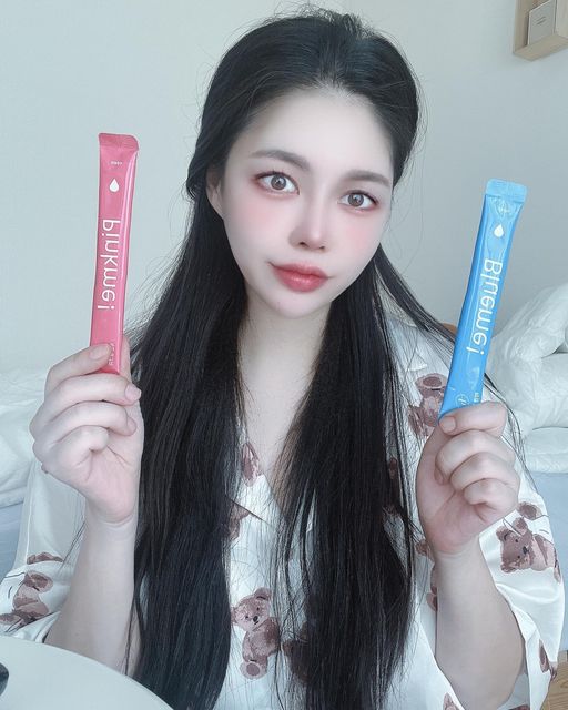 𝑫𝑨𝑺𝑶𝑴 on Instagram: "#광고 @heen.innerbeauty 핑크미💖피부 속 부터 촉촉하게〰 블루미💙빠르게 회복〰 피부결이 좋아지고 환해진다는 이너뷰티템❕ 500ml 생수에 타주기만 하면 끝 맹물