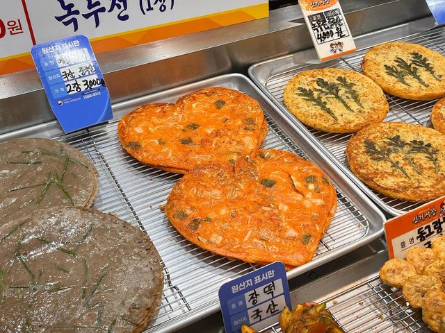 먹고살자 / 근데 맛있는거 🍽 on Instagram: "신기시장] - [이모네부침] - #광고 <언제나 마음도 배도 부른 명절>을 느낄 수 있는 전 맛집. - 쟁반의 반만큼 큰 하트 김치전 2,000원 & 모듬전 8,000원.