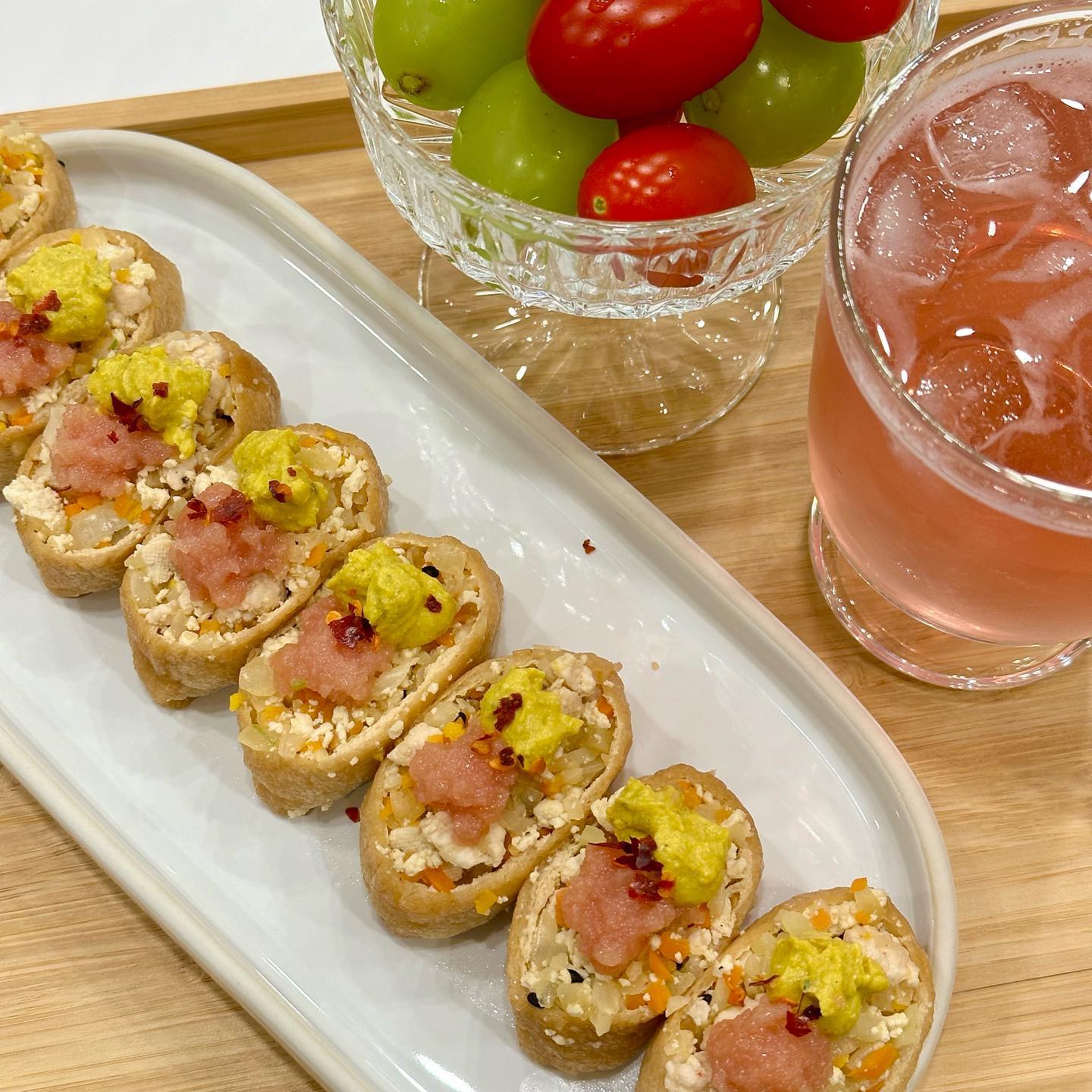 #초이스식단🍽 

🌤️아침 : 감자전 + 계란후라이 + 단호박두부크림 + 삶은계란 + 방울토마토
☀️점심 : 두부유부초밥 + 방울토마토 + 샤인머스켓
🌙저녁 : bhc맛쵸킹 닭안심살 + 호박고구마

➰ 어제 hdooni_yam 두니님이 추천해주신 단호박두부크림을 보고 이건 그냥 지나칠 수 없다싶어서 바로 주방으로 달려가서 만들어봤어요!☺️
단호박과 두부 소금조금 알룰로오스 조금 식초조금 넣고 갈아주었어요 
글쎄 너무너무 맛있어요🥹🥹🥹 

➰ 감자1개를 잘게 채썰고 와플기로 눌러서 감자와플?감자전?처럼 만들어봤어요
감자와 반숙계란후라이와 단호박두부크림의 조합은 말모🤦‍♀️🥹💕

➰ 운동하고와서 점심은 두부 유부초밥을 만들어먹었어요
어제 두부크림 만들고 남은 두부라 반모밖에 없어서 양이 부족할까봐 컬리플라워, 양파, 당근으로 양을 불려주고 닭가슴살도 다져서 볶아서 넣어줬어요
그 위에 명란젓과 단호박두부크림을 올려줬어요!!

➰ 저녁은 #bhc 에서 나온 맛쵸킹 맛 닭안심살을 먹었어요
흐르는 물에 해동시키는데...닭안심살 팩 자체에 구멍이 나있었는지 양념과 물이 잔뜩 섞여서...밍밍한 안심살을 먹어줬어요😭😭
그래도 역시 닭가슴살보단 훨씬 부드럽더라구요
요즘 호박고구마를 생으로 먹는거에 맛들렸어요!! 오늘도 생고구마를 곁들여서 같이 먹어줬어요!!

#식단 #식단일기 #식단기록 #식단관리 #식단공유 #식단소통 #다이어트 #다이어트식단 #다이어트레시피 #다이어트요리 #다이어트소통 #다이어트맞팔 #다이어터 #다이어터식단 #운동 #오운완 #소통 #좋아요 #맞팔 #맞팔환영 #diet #레시피 #요리 #홈쿡