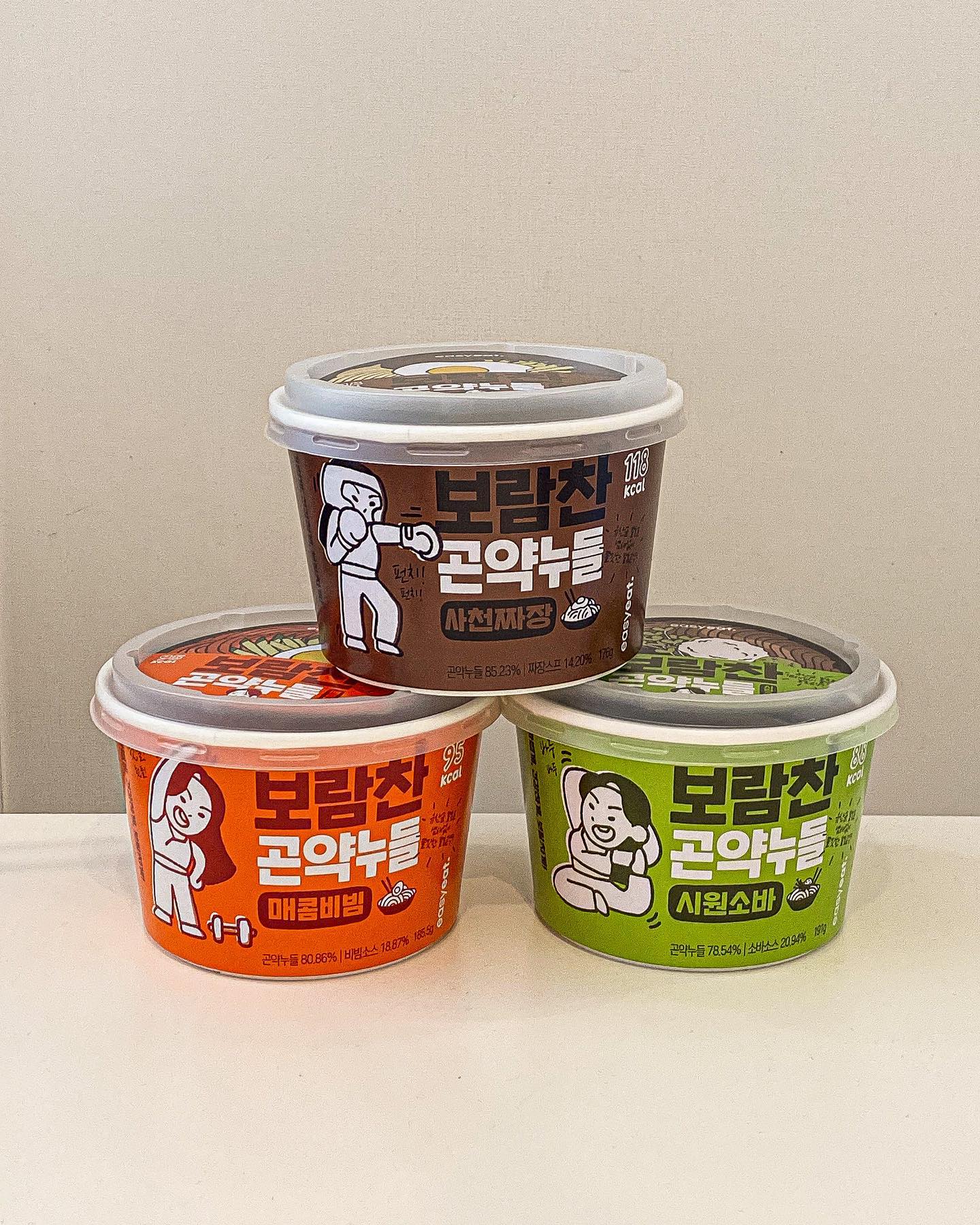 #협찬 #보람찬곤약누들 

초간단 다이어트 곤약국수에요👍
뜨거운 물 필요 없이 소스랑 비비면 끝‼️‼️
쉽고 빠르게 조리 가능하고 칼로리도 엄청 낮아요서 다이어트 식단으로 강추해요🔥

발효곤약이라서 곤약 특유의 냄새도 없는 편이라 거부감 없이 먹을 수 있어요 ㅎㅎ
일반식만큼 맛있는 ‘우리의 식탁’만의 비법 소스를 사용해서 자꾸 끌리는 맛입니다🥹

소바, 비빔면, 짜장면 모두 다 맛있지만 제 입맛엔 짜장면이 제일 맛있었어요!! 
사천짜장이라 전혀 느끼하지 않아서 제 입맛에 딱이었어요👍👍👍

다이어트 하실 땐 우리의 식탁 ‘곤약국수’필수에요❣️
110만 인플루언서 전보람님과 공동 개발해서 완전 믿고 먹을 수 있어요🤍

#우리의식탁 #이지잇 #다이어트식단 #곤약다이어트 #소바 #비빔국수 #발효곤약 #다이어트맛집 #곤약국수 #르뷰 #다이어트레시피 #다이어트요리 #다이어트소통 #다이어트음식 #다이어트기록 #식단 #식단일기 #식단기록 #식단공유
