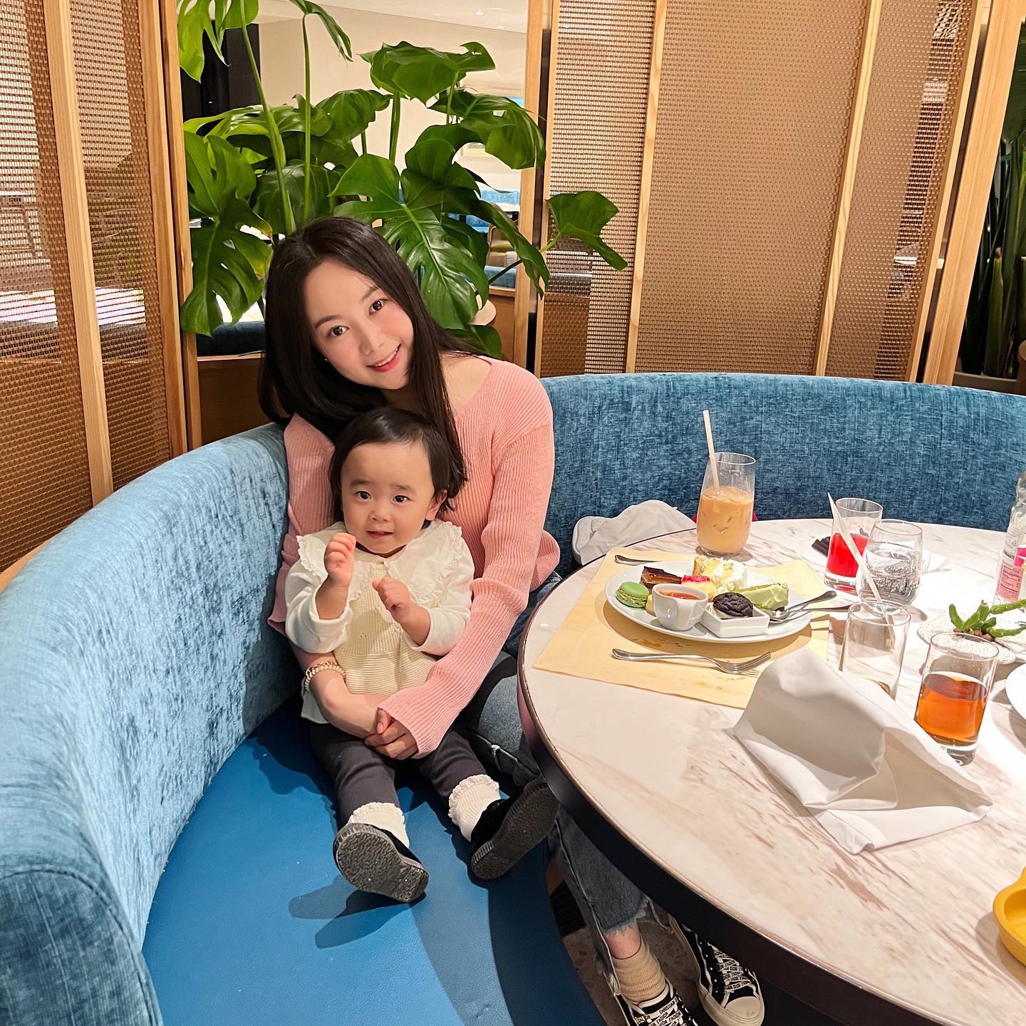 셋이서 첫 디너뷔페🍽️🤍
👧🏻한번 울지도 보채지도 않고
소고기구이에 밥 냠냠 잘먹고 
뒤늦게 발견해서? 보여준 초코볼이랑 젤리 하나로 엄마빠 디저트 먹을때 까지 착하게 기다려준 울 이서🫶🏻

분명 음식사진은 다 찍은거 같았는데 왜 몇장이 없는거지 🤣;; 
이제 이서 밥 먼저 챙기고 먹이느라 사진에 예전만큼 열정을 쏟지 못하지만 그래도 오늘은 셋이 셀카도 진짜 빠르게 남겼다🫶🏻🤭
이쁜짓 하는 이서가 너무 사랑스러운 찐 #엄마미소 ㅋㅋㅋ 🥰

#엄마와딸 
#가족사진❤️
#딸맘 #제주일상