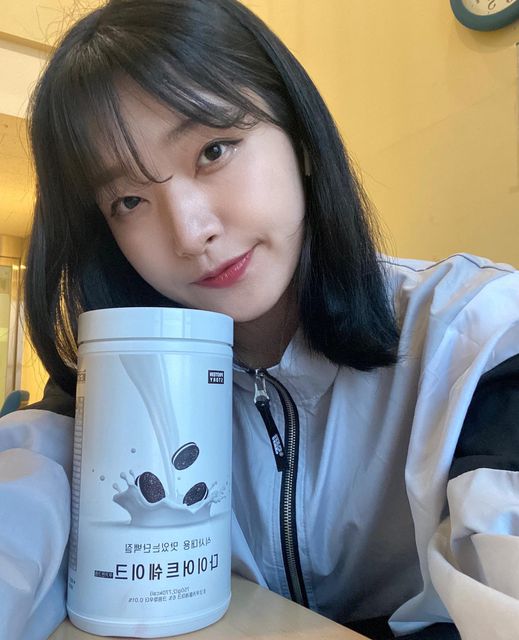 헬스공주 ✸ on Instagram: "운동도 중요하지만 식단은 더더 중요하지 원래 프로틴스토리 초코맛 먹구 있었는데 쿠앤크도 넘 맛있자나 🤍 . . . #광고#프로틴스토리#다이어트쉐이크#단백질쉐이