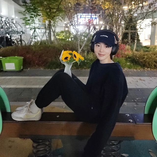 😶‍🌫️청량뽀짝 솔랜드🌿 on Instagram: "#협찬 갓생사는 사람 손!!! ✋️ 구렇다면, 주목💪🏻💪🏻 제 모자 예쁘죠? 바로, 자신의 목표를 위해 열심히 살아가는 허슬러들을 위한 브랜드,