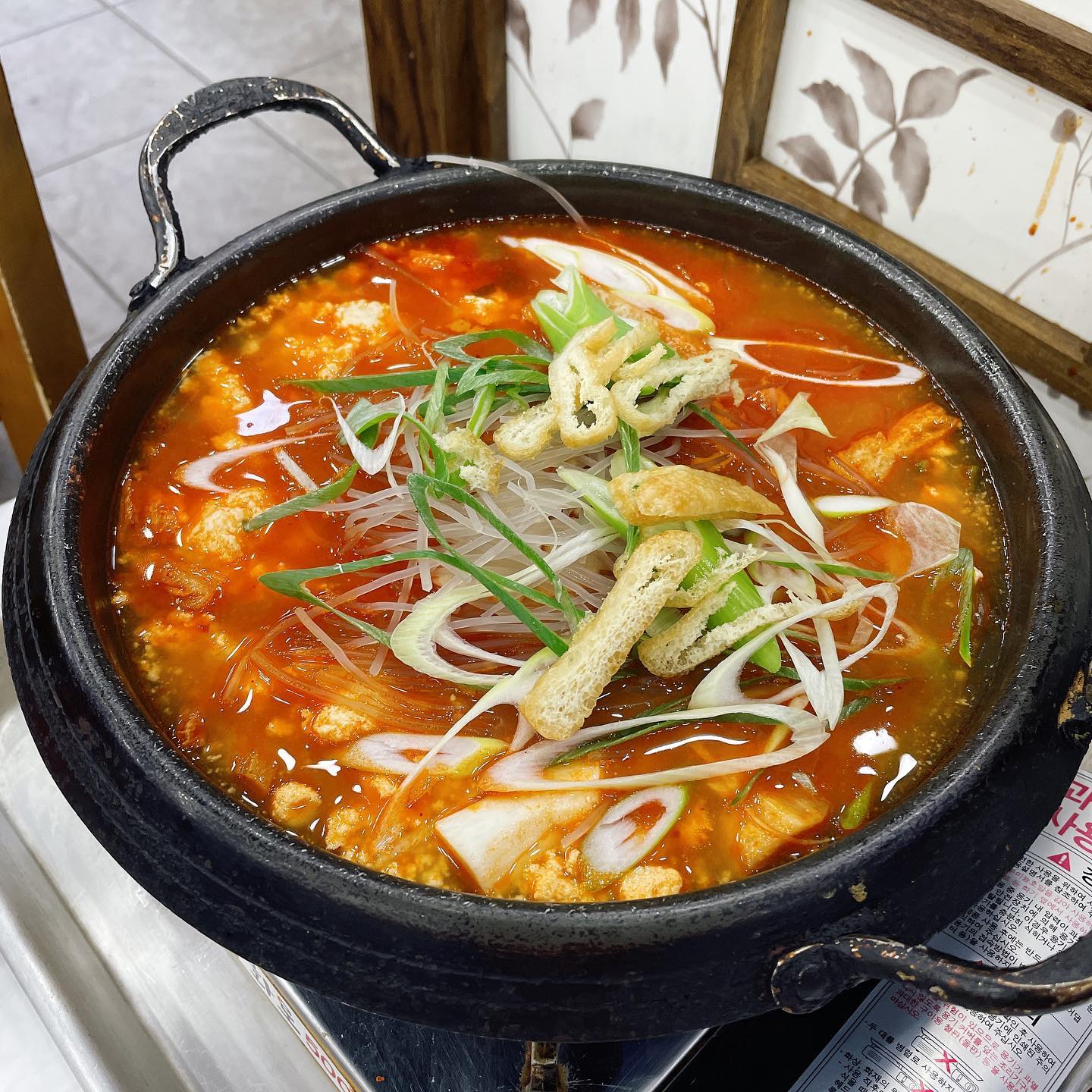 #1잔1안주
✔️주소: 강릉 차현희순두부청국장
✔️평점:4.8 / 5점 만점
✔️메뉴/가격: 순두부전골 (9,000원)/두부 반모(6,000원)
✔️후기: 강릉 순두부 집에서 순두부와 두부가 맛있는집👍
순두부 전골은 얼큰 칼칼하고 같이 나오는 밑반찬 제육, 고등어 조림은 반찬이지만 메인만큼 맛나용👐
따로 시킨 두부 반모는 크기도 크고 따뜻해서 고소하게 잘 넘어갑니당☝️

#먹방 #맛스타그램 #맛집 #소주 #일상 #소통 #선팔하면맞팔 #좋아요 #데일리 #맞팔선팔 #여행스타그램 #먹팔로우 #먹팔 #초당마을 #순두부전골 #순두부 #차현희순두부청국장 #강릉맛집