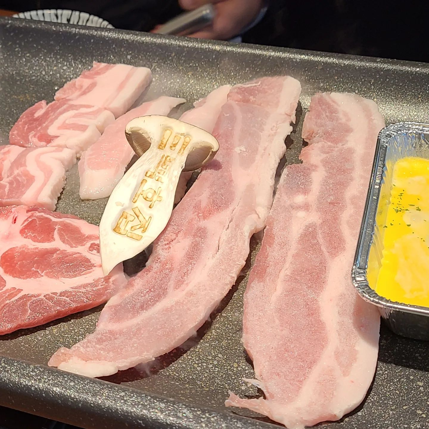 #협찬 맛따라 어디든 가는 맛따라 GO!!

#신논현 #삼백호집신논현점

물가 비싸기로 유명한 강남에서
가성비 끝판왕으로 소문 난 고깃집이 있다?
영동시장 가는 길에 삼백호집 신논현점이랍니다.

요즘 1인분에 보통 150-180g인데 반해
이곳 삼백호집은 1인분이 무려 300g!!
그런데 가격은 반값이라니!

퇴근길에 나도 모르게
흘리듯 삼백집으로 발걸음이 옮겨졌어요

✔️백호고기잔치 (800g) 💰 45.0

🥩한눈에 봐도 질좋은 돼지고기라고 생각했는데
무려 명품돼지로 잘 알려진 듀록 돼지!🐖
급랭삼겹, 숙성삼겹, 숙성목살, 꽃항정살 등의 
다양한 부위로 800g이 등장! 
어마어마한 양이에요.

게다가 고기 듬뿍 들어간 🥘고기된장찌개와
체다치즈와 고다치즈, 모짜렐라가 들어간 
🧀트리플 퐁당치즈,
🫑🥦🥒🥔각종 구이 채소까지
아낌 없이 등장하니
세트메뉴로는 정말 가성비 최고네요👍👍

이렇게 장사해도 남나... 오히려 사장님이 걱정됩니다.

배는 고픈데, 주머니는 가벼울땐
극강의 가성비👍👍
1인분 가격으로 2명이서 배터지게 먹을 수 있는
삼백호집 신논현점으로 맛따라 GO!!

🏢 삼백호집 신논현점
📍 서울 강남구 봉은사로1길 27,1층

#맛따라_강남 #삼백호집 #신논현맛집 #신논현고기집 #가성비맛집 #듀록 #가성비고기집 #논현동맛집 #신논현역맛집 #강남삼겹살 #논현역맛집 #신논현맛집추천 #신논현회식 #먹스타그램 #맛스타그램 #foodstagram #eatstagram